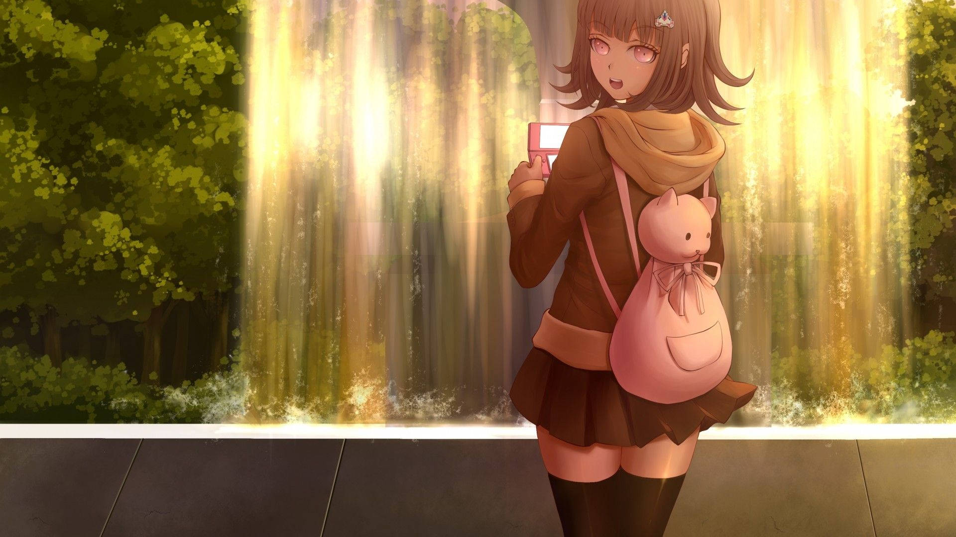 Chiaki 桌布 壁紙 — 一位開朗的動漫女孩，棕色頭髮和粉紅色眼睛，在閃閃發光的金色瀑布前自拍，周圍是茂密的綠植。