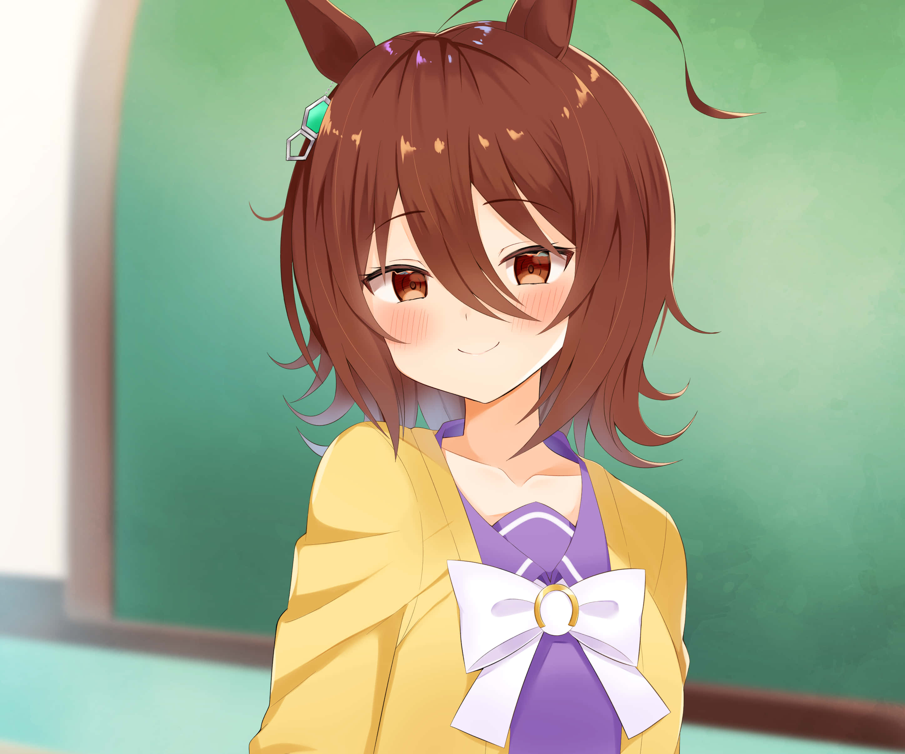 Inugami Korone 桌布 壁紙 — 一位開朗的動漫女孩，棕色頭髮和馬耳朵，在教室裡溫暖地微笑。