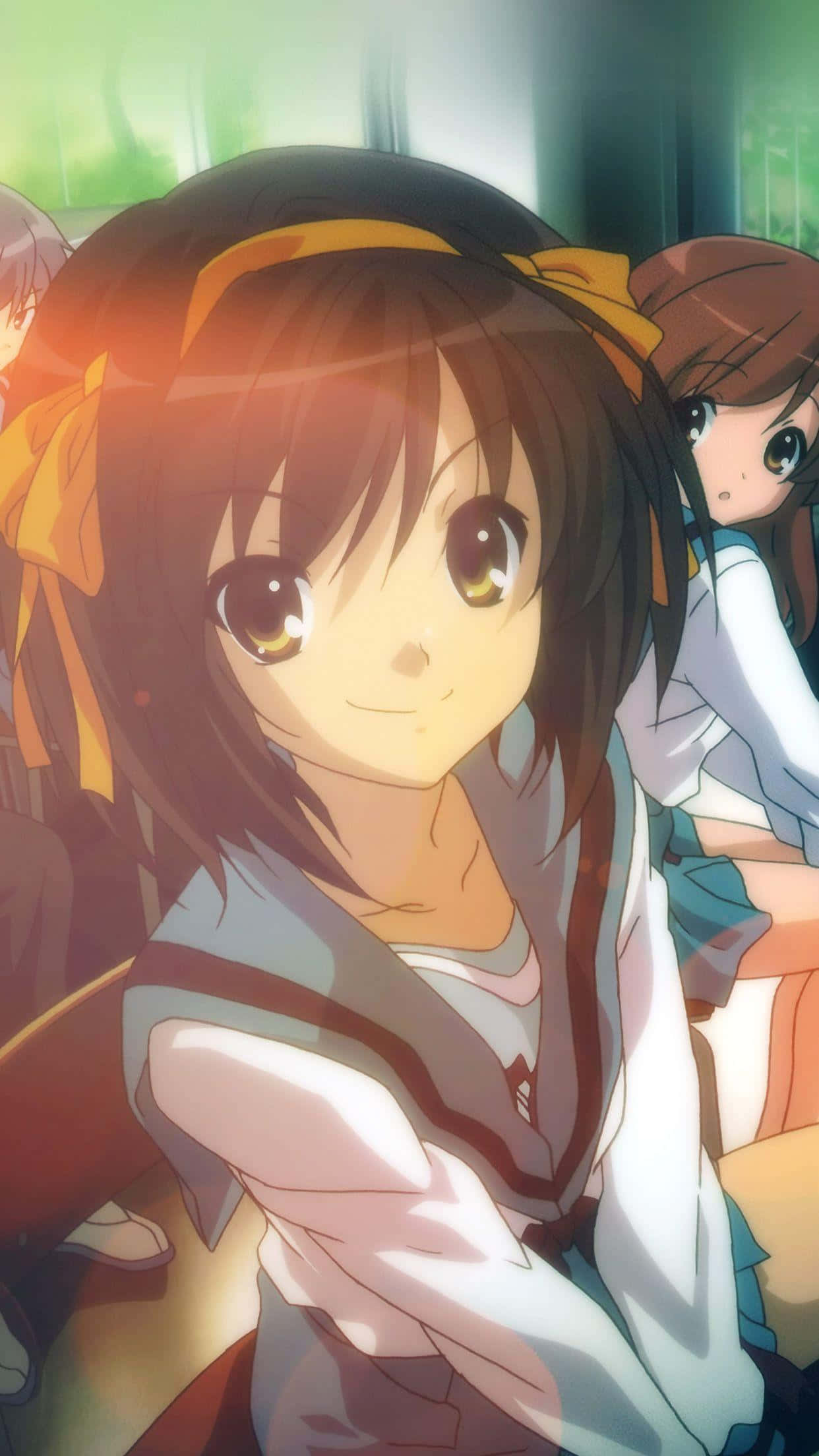 Haruhi Suzumiya 桌布 壁紙 — 一位開朗的動漫女孩，棕色頭髮和黃色蝴蝶結，在陽光普照的教室場景中溫暖地微笑。