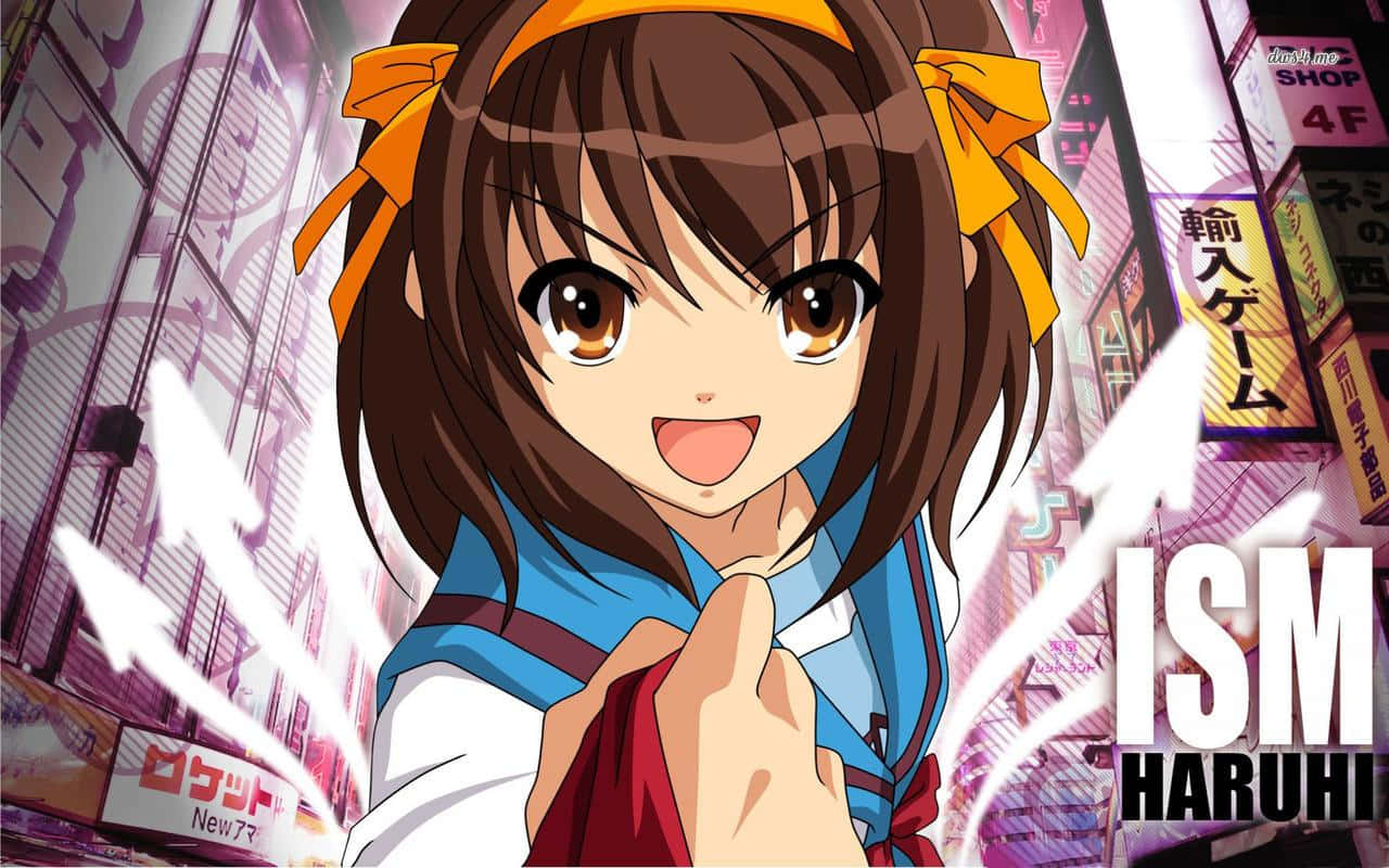Haruhi Suzumiya 桌布 壁紙 — 一位開朗的動漫女孩，棕色頭髮配上橙色蝴蝶結，在充滿活力的霓虹燈城市背景下燦爛微笑。