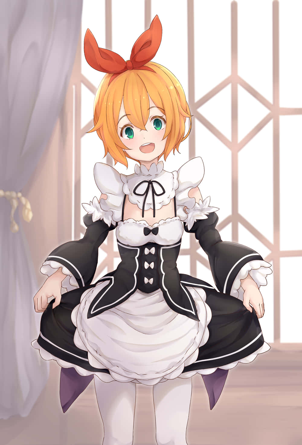 Petra Leyte 桌布 壁紙 — 一位開朗的動漫女孩，橙色頭髮，綠色眼睛，穿著黑白女僕裝，繫著紅色蝴蝶結，站在窗邊。