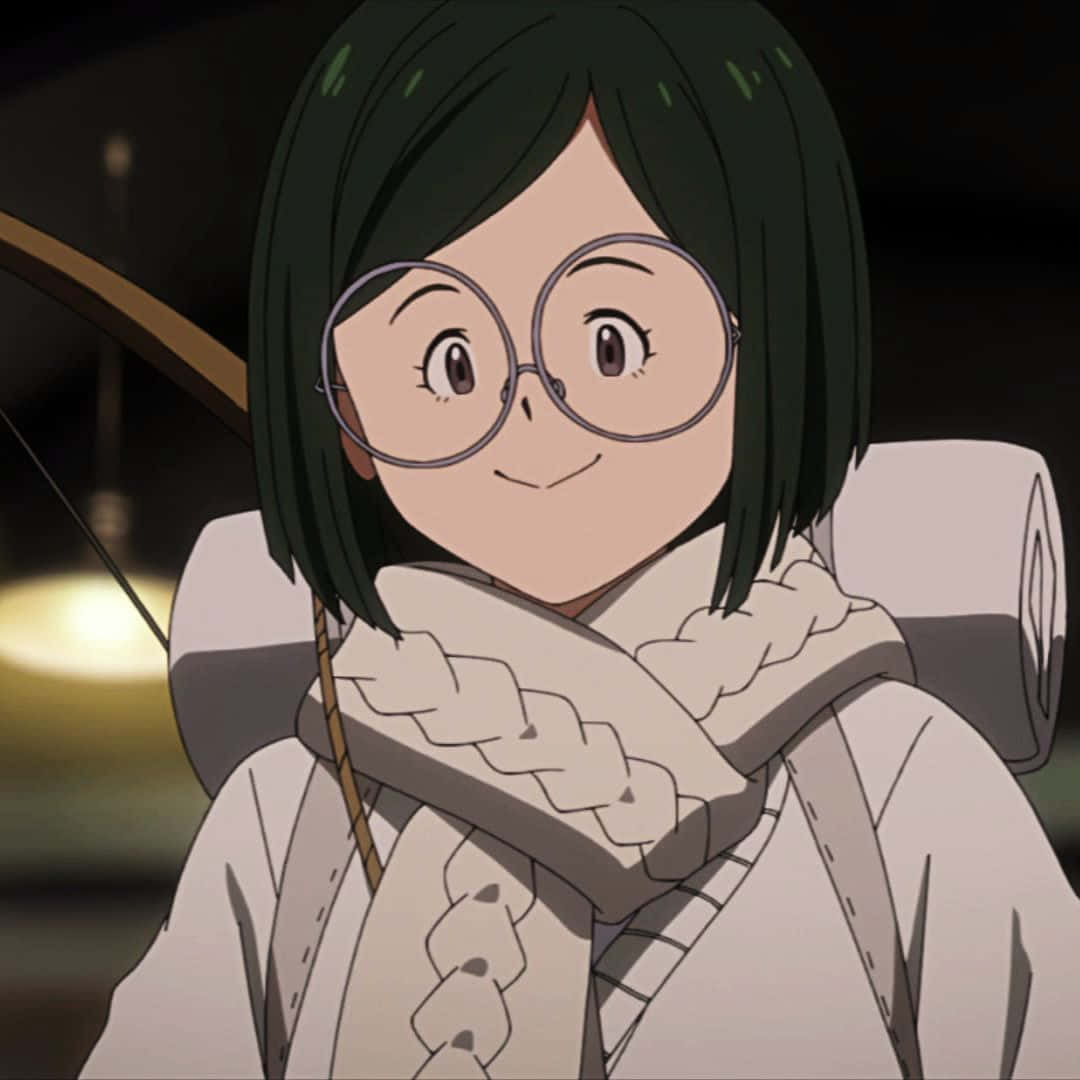 The Promised Neverland Gilda 桌布 壁紙 — 一位開朗的動漫女孩，深色頭髮，戴著圓框眼鏡，在昏暗的環境中拿著弓，溫暖地微笑。
