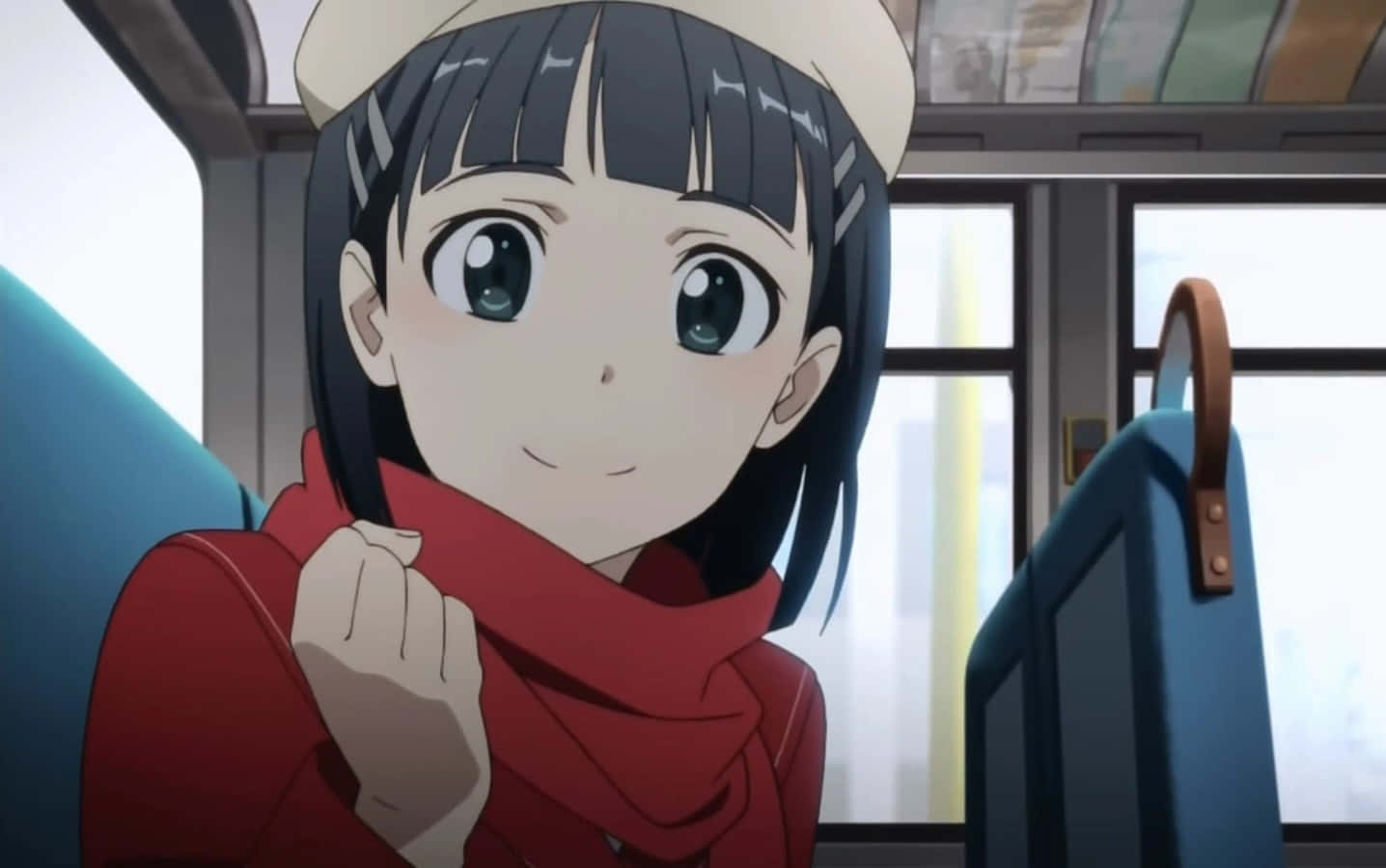 Suguha Kirigaya 桌布 壁紙 — 一位開朗的動漫女孩，深色頭髮，戴著紅色圍巾，坐在火車上溫暖地微笑。