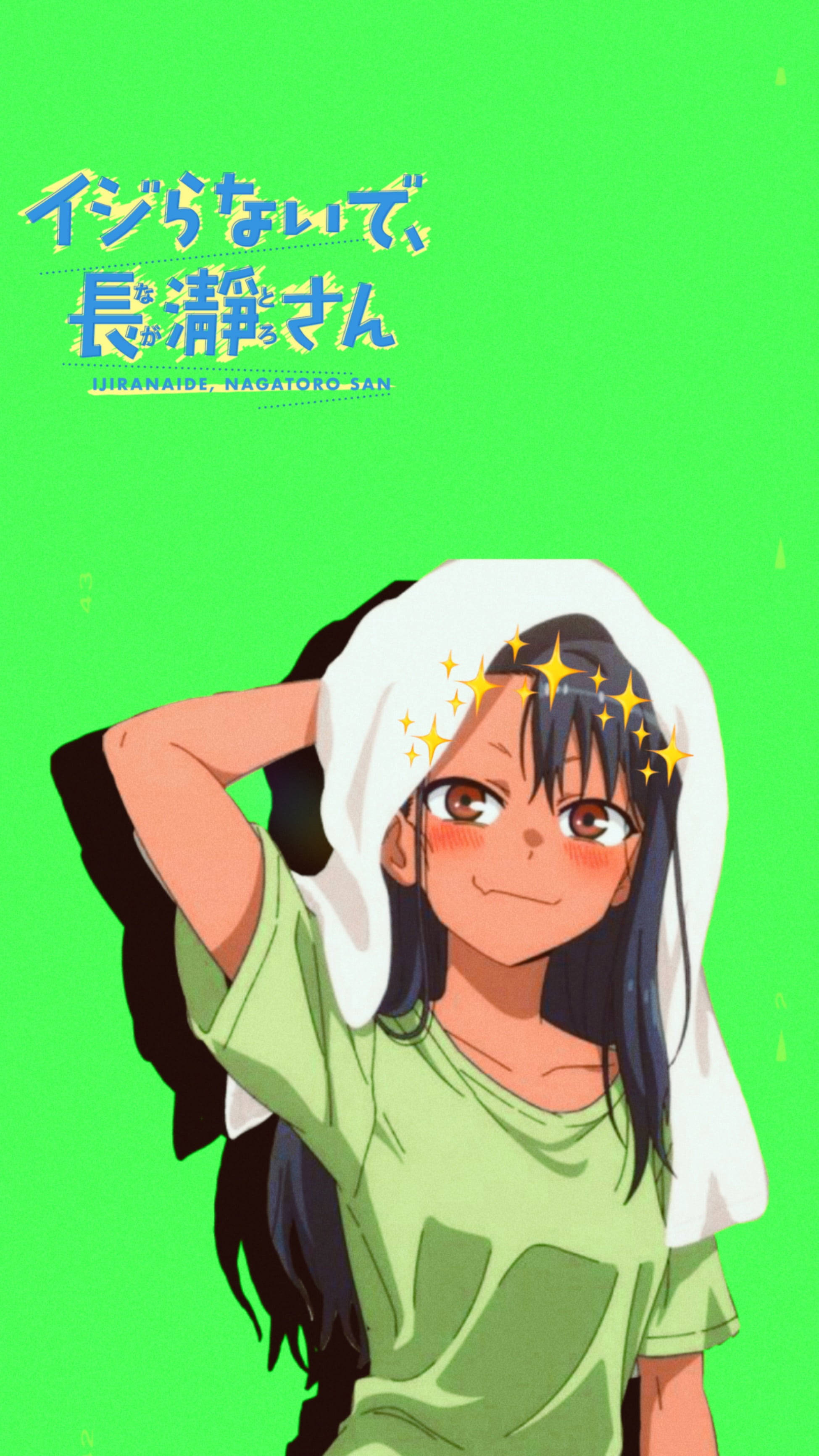 Nagatoro 桌布 壁紙 — 一位開朗的動漫女孩，深色頭髮，頭上戴著白色毛巾，在充滿活力的綠色背景下燦爛微笑。