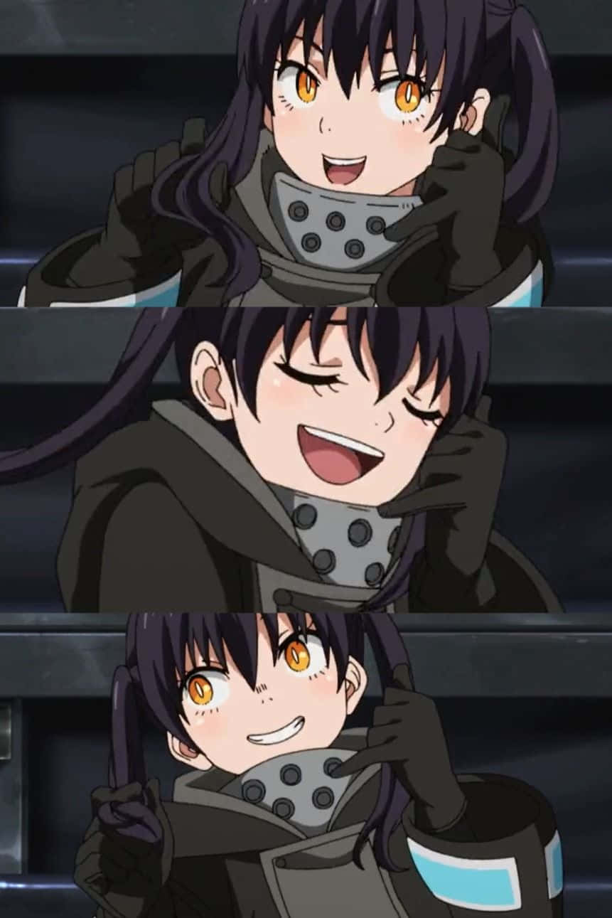Tamaki Fire Force 桌布 壁紙 — 一位開朗的動漫女孩，深色頭髮和橙色眼睛，在昏暗的環境中微笑著調整她的盔甲領子。