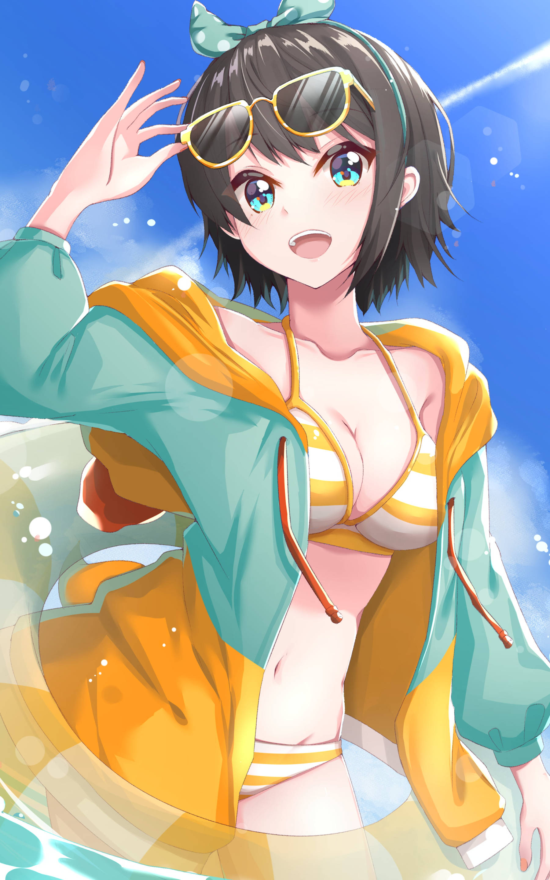 Ecchi 桌布 壁紙 — 一位開朗的動漫女孩，留著短黑髮，戴著黃色太陽眼鏡，在明亮的藍天下站在海浪中微笑。