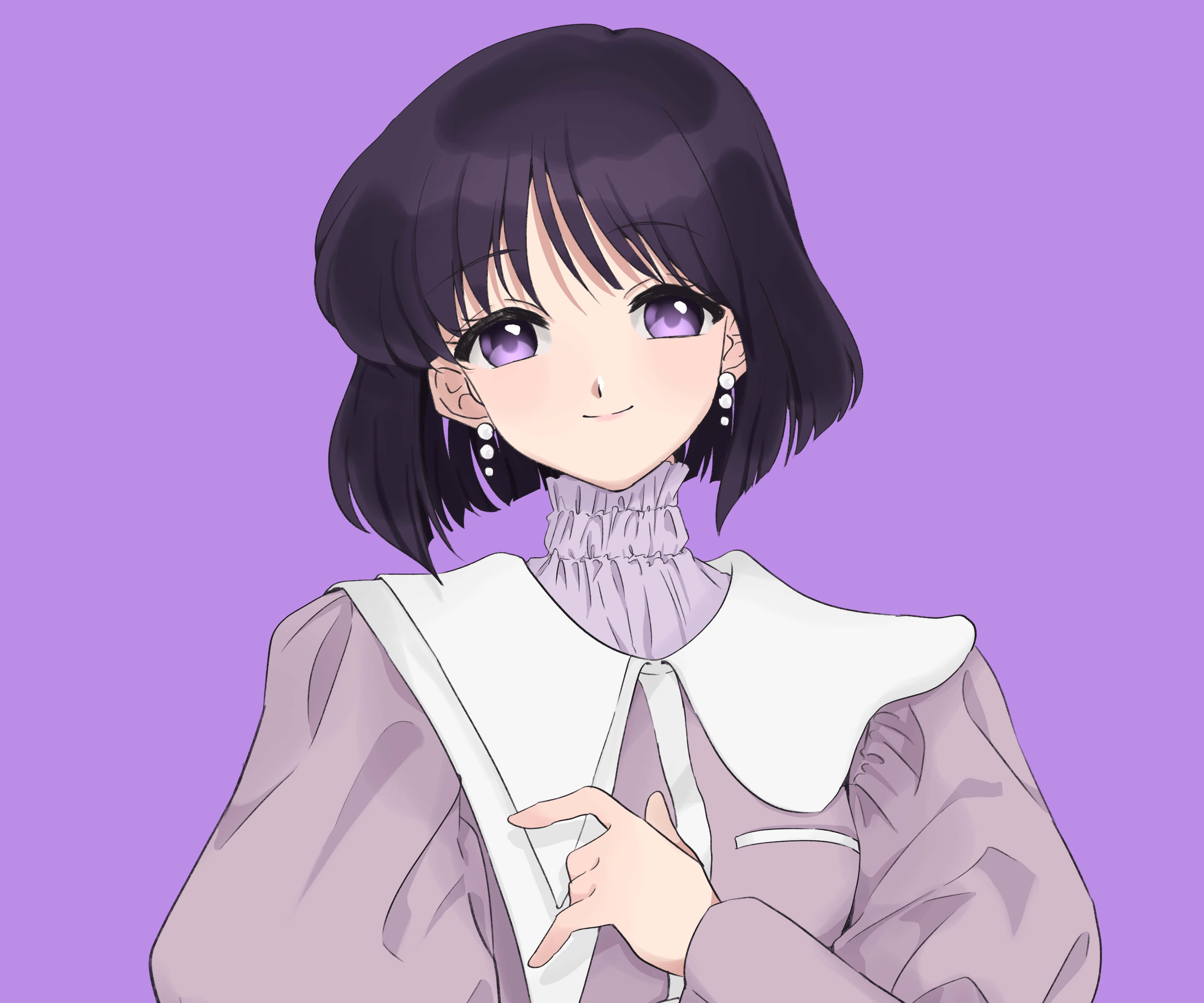 Sailor Saturn 桌布 壁紙 — 一位開朗的動漫女孩，留著短黑髮和紫色眼睛，在純薰衣草色背景上溫柔地微笑。