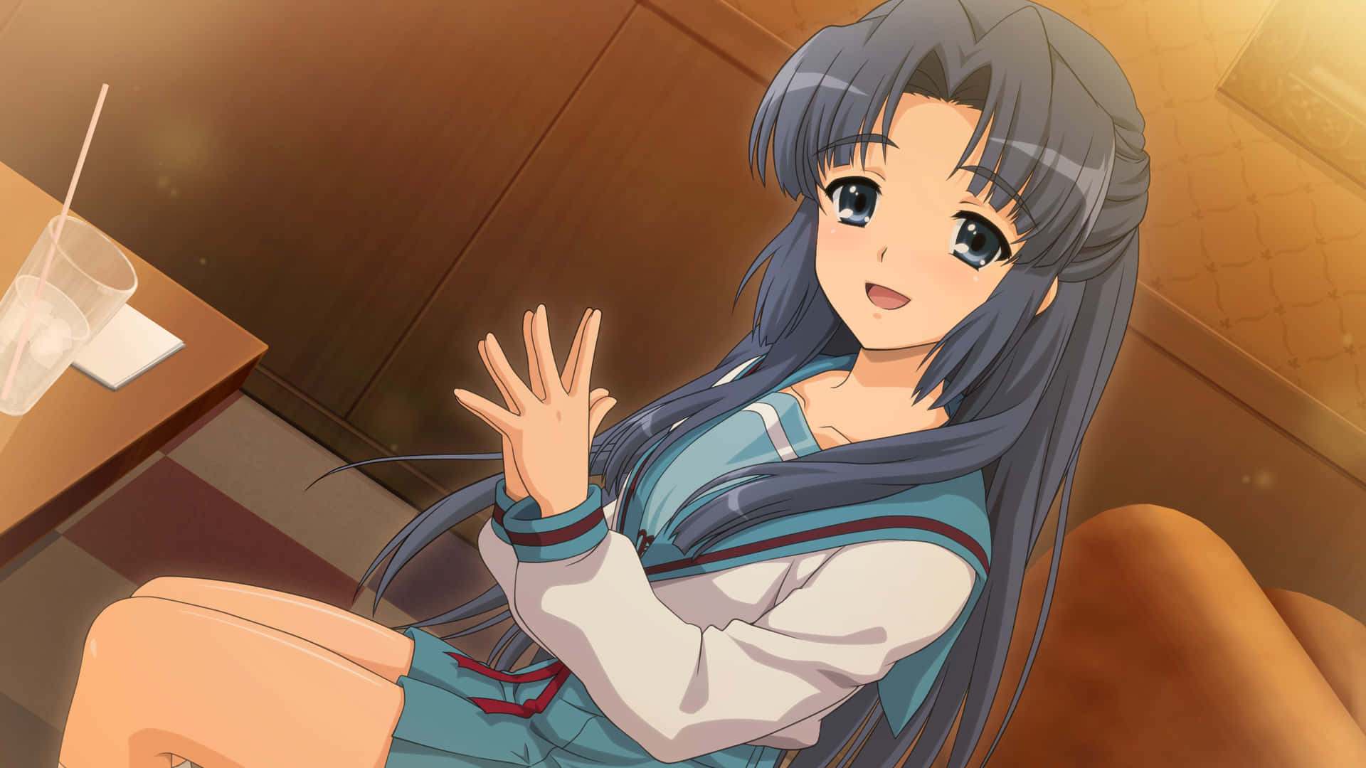 Ryoko Asakura 桌布 壁紙 — 一位開朗的動漫女孩，留著長長的灰色頭髮，在溫暖燈光的咖啡廳卡座裡揮手，穿著藍白相間的校服。