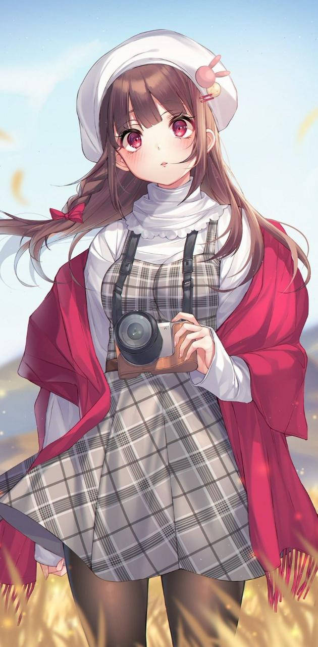 動漫女孩 桌布 壁紙 — 一位開朗的動漫女孩，粉紅眼睛，戴白色貝雷帽，在晴朗天空下的金色草地上拿著相機。