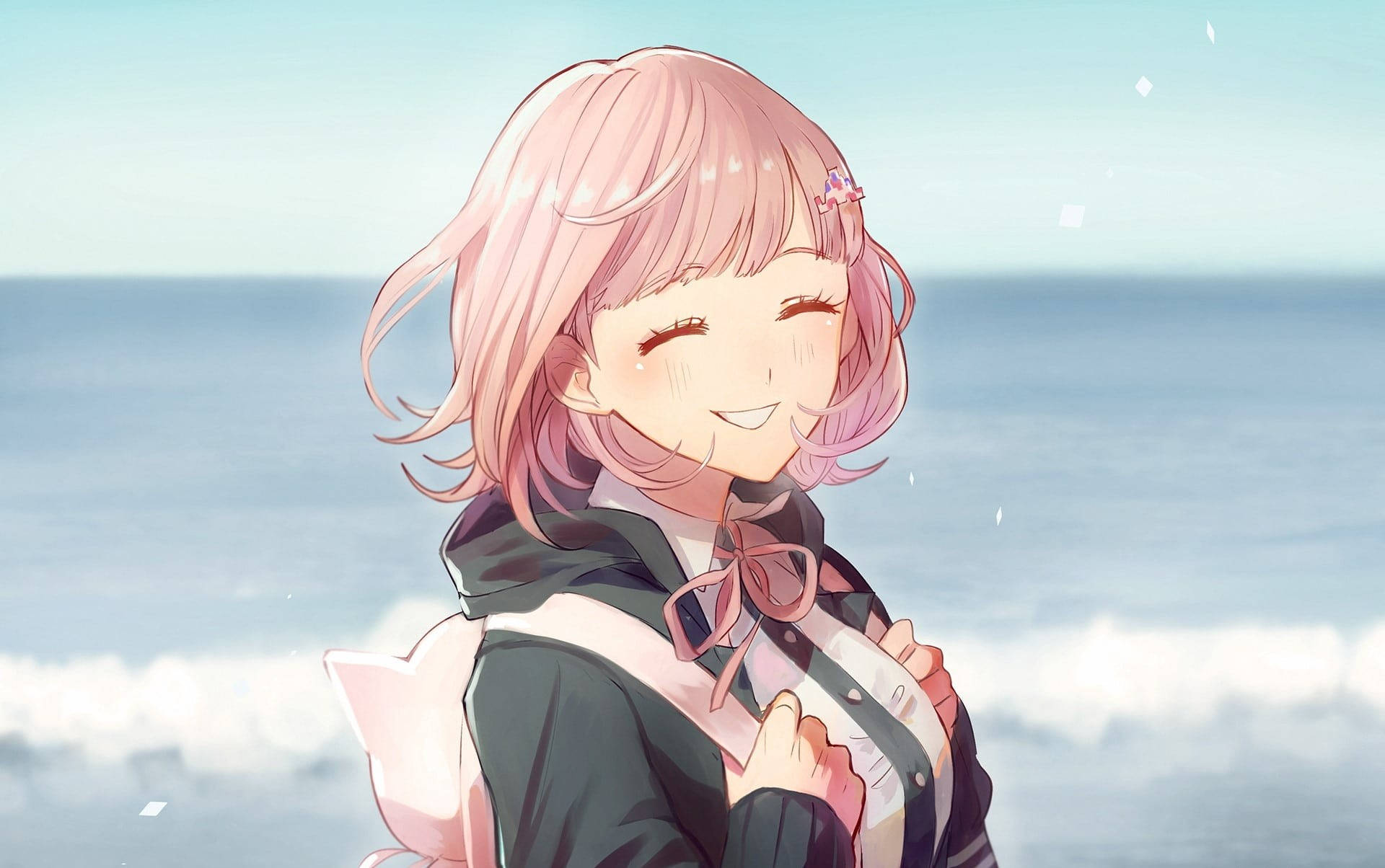 Chiaki 桌布 壁紙 — 一位開朗的動漫女孩，粉紅色頭髮，在柔和的藍天下微笑著站在海邊。