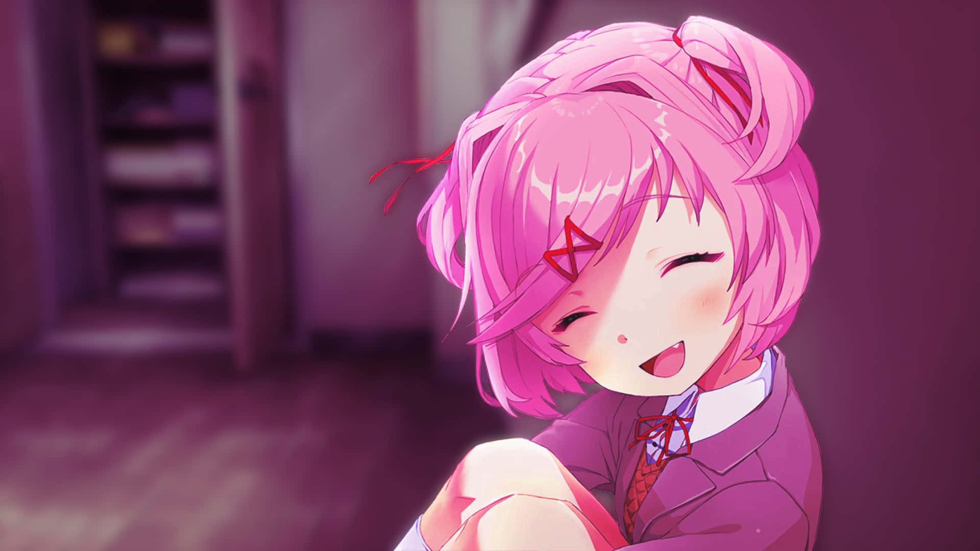 Doki Doki 桌布 壁紙 — 一位開朗的動漫女孩，粉紅色頭髮和紅色星星標記，在柔和光線的室內環境中溫暖地微笑。