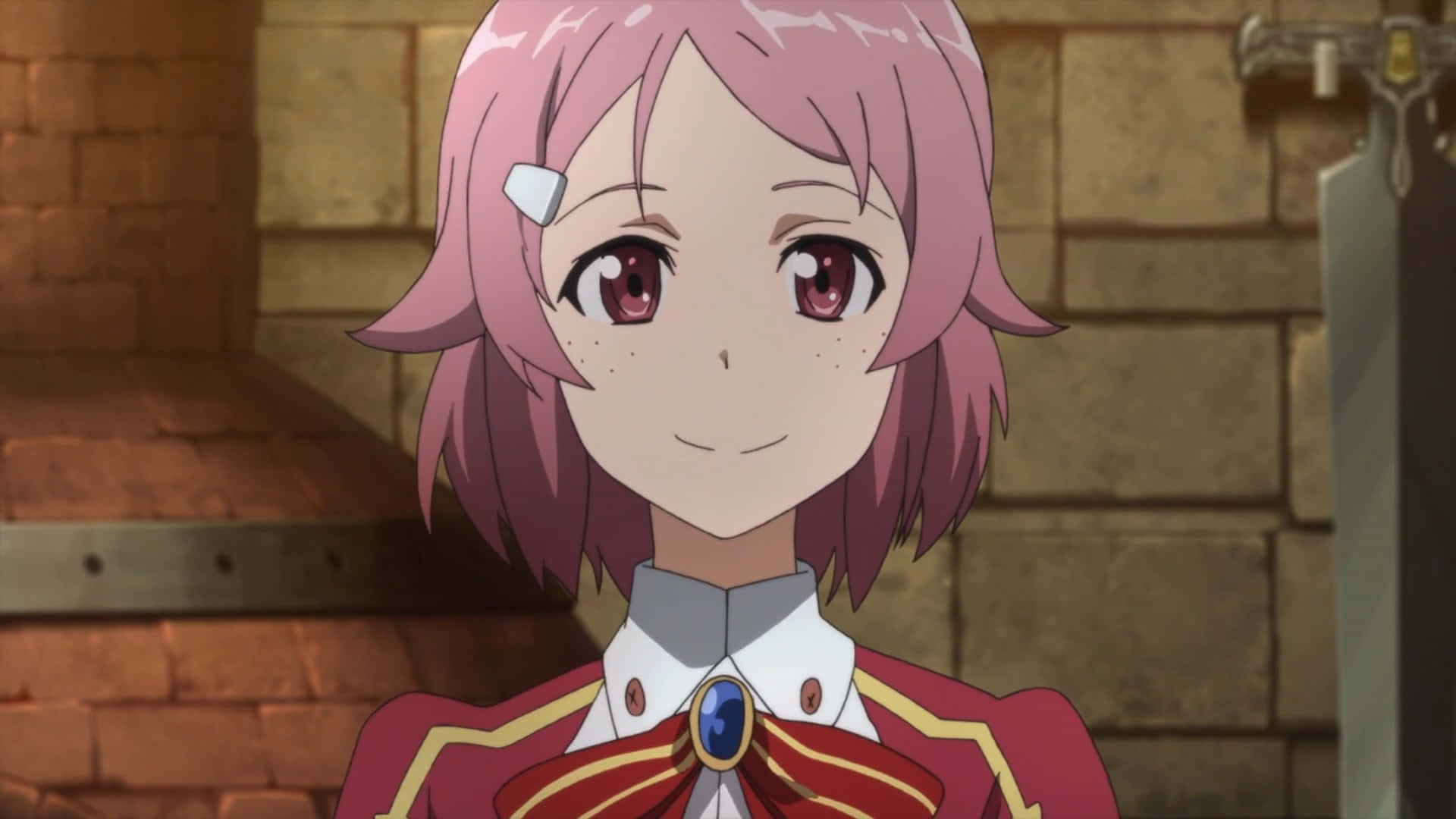 Sword Art Online Lisbeth 桌布 壁紙 — 一位開朗的動漫女孩，粉紅色頭髮和紅色眼睛，在石牆房間裡溫暖地微笑。
