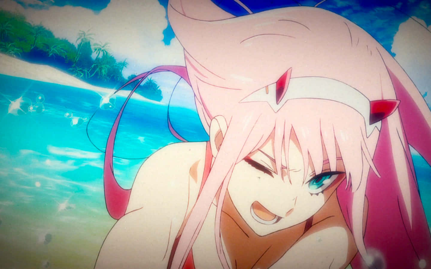 DARLING in the FRANXX 桌布 壁紙 — 一位開朗的動漫女孩，粉紅色頭髮和角，在熱帶海洋場景中頑皮地微笑。
