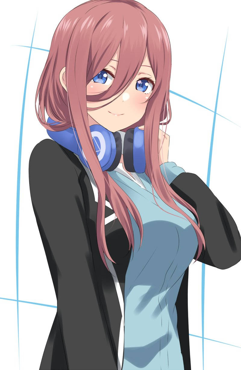 miku 桌布 壁紙 — 一位開朗的動漫女孩，粉紅色頭髮和藍色眼睛，戴著藍色耳機，在淺藍色網格背景前微笑。