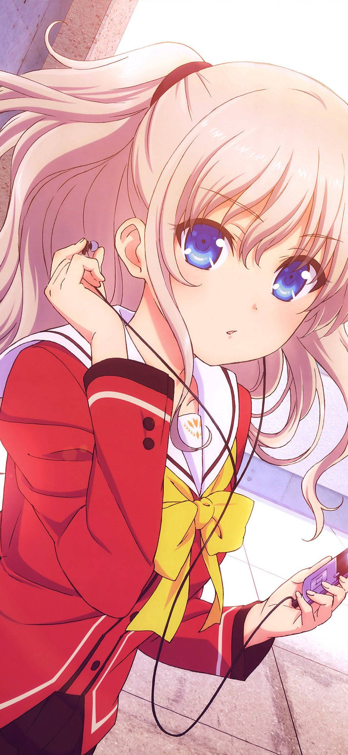 HD anime phone 桌布 壁紙 — 一位開朗的動漫女孩，粉紅色頭髮和藍色眼睛，穿著紅色校服配黃色蝴蝶結，戴著耳機聽音樂。