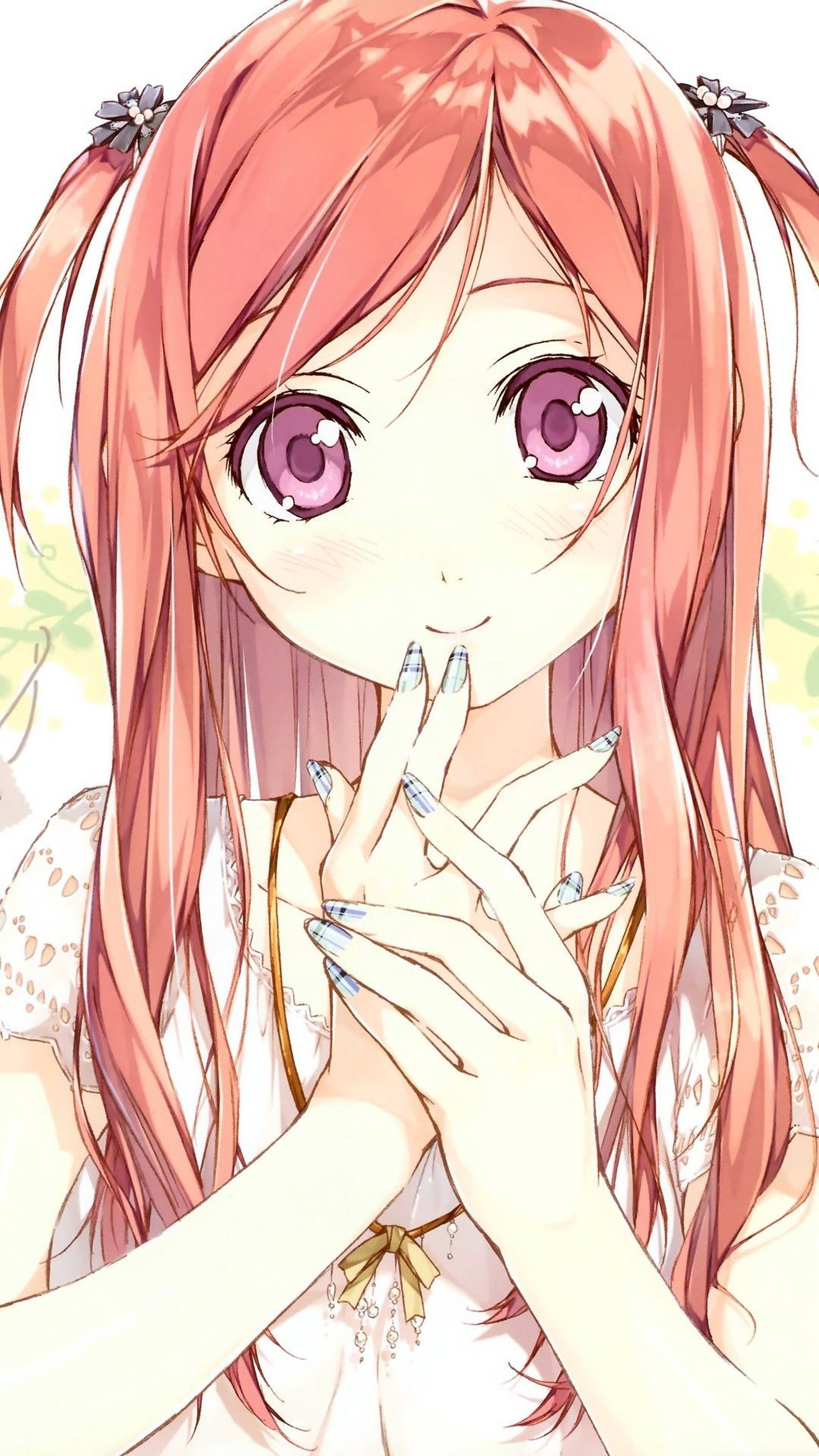 動漫女孩 桌布 壁紙 — 一位開朗的動漫女孩，粉紅色頭髮和眼睛，雙手靠近嘴唇輕輕微笑。