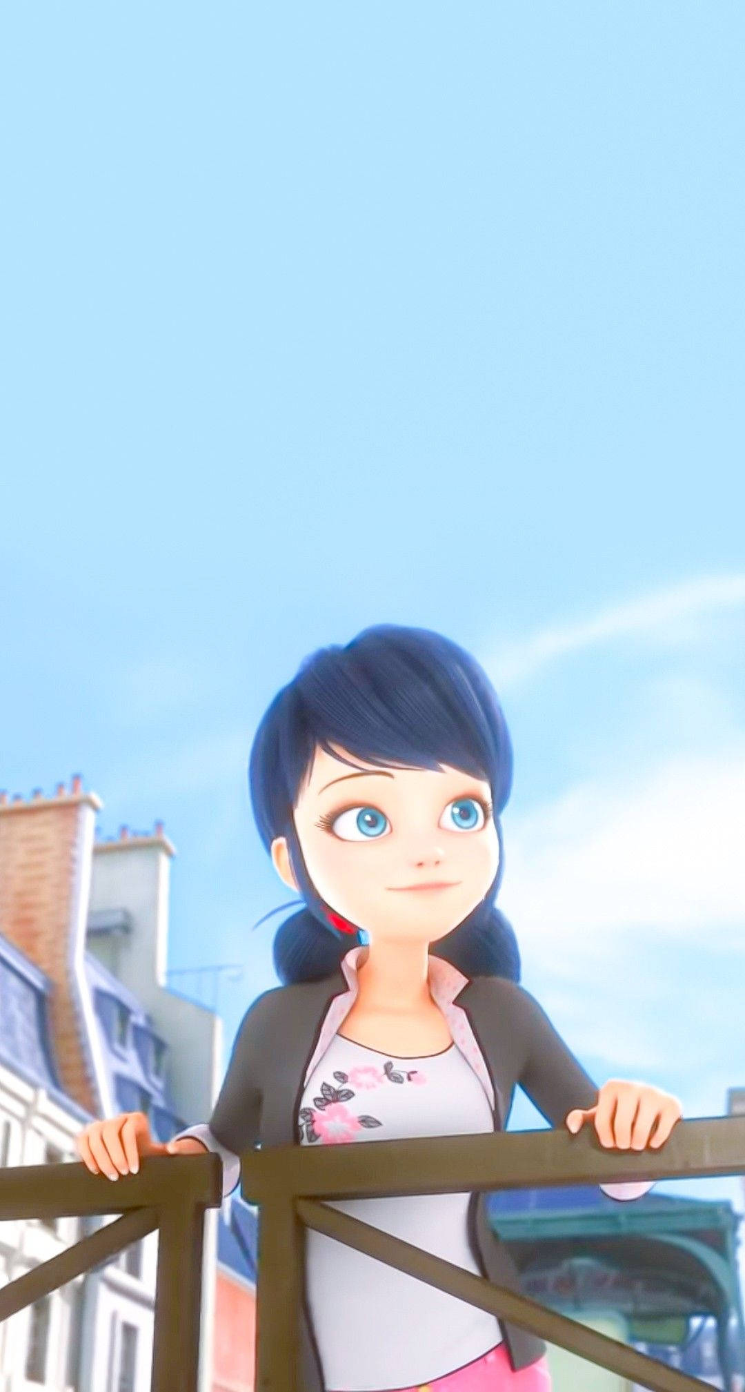 Marinette 桌布 壁紙 — 一位開朗的動漫女孩，藍眼睛黑頭髮，靠在陽台欄杆上，背景是明亮的藍天和歐洲風格的屋頂。