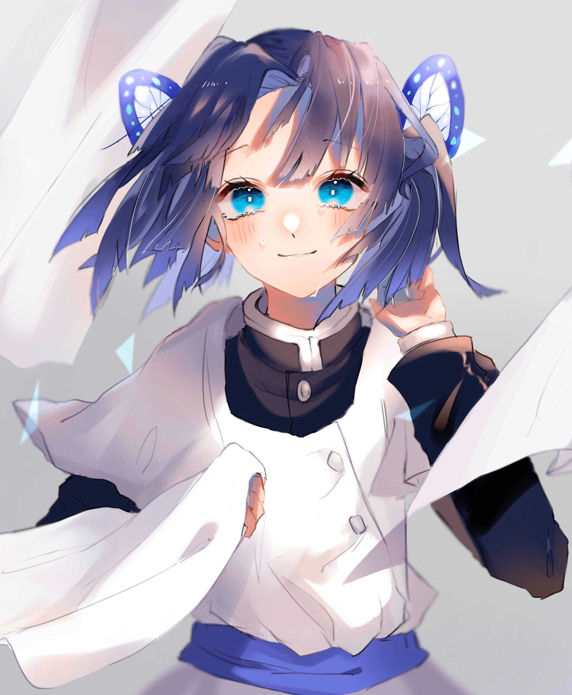 aoi kanzaki 桌布 壁紙 — 一位開朗的動漫女孩，藍色頭髮，戴著蝴蝶耳飾，在柔和的光線中溫暖地微笑。