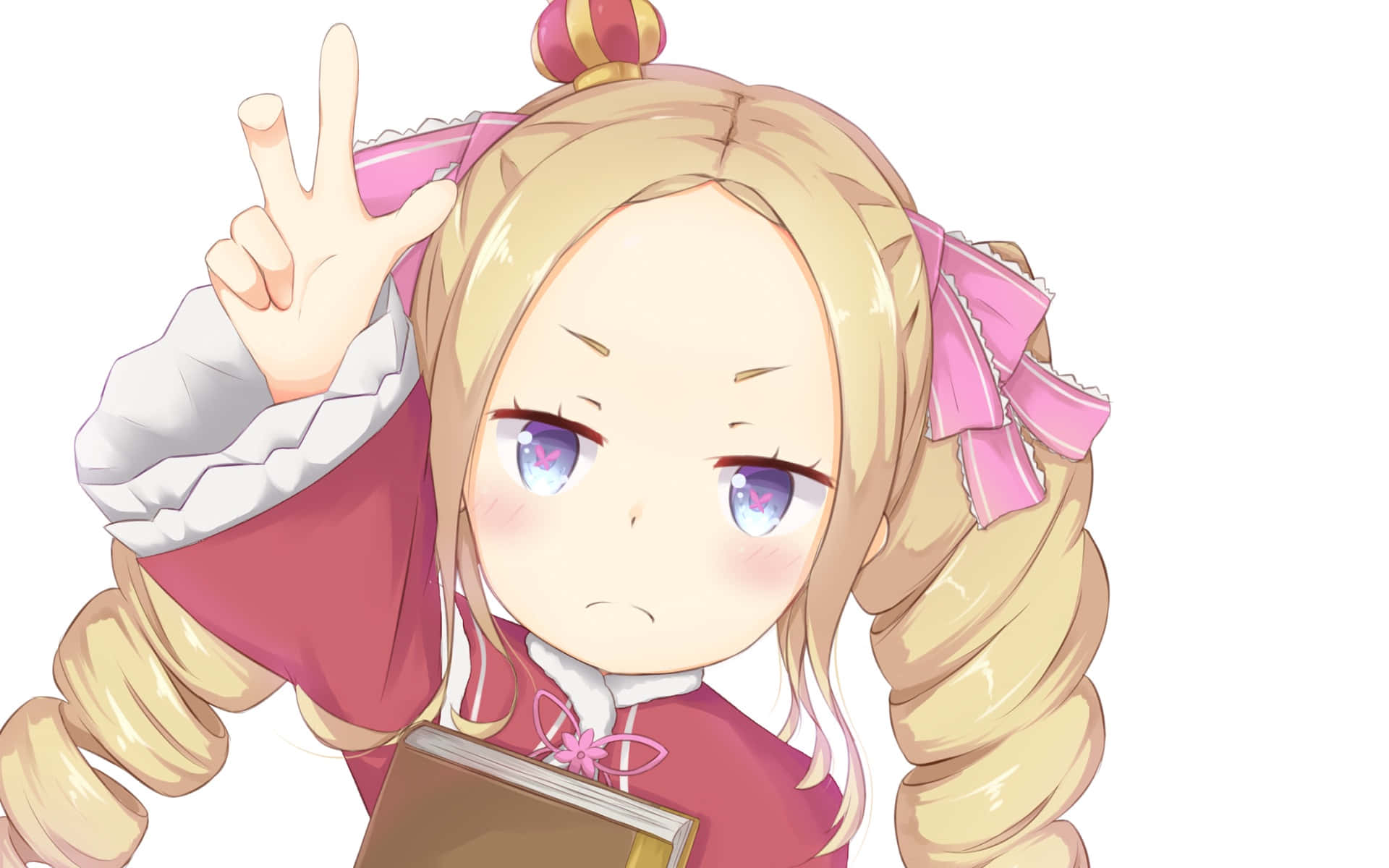 Re Zero Beatrice 桌布 壁紙 — 一位開朗的動漫女孩，金色辮子配上粉紅色蝴蝶結，在白色背景前拿著書本比出和平手勢。