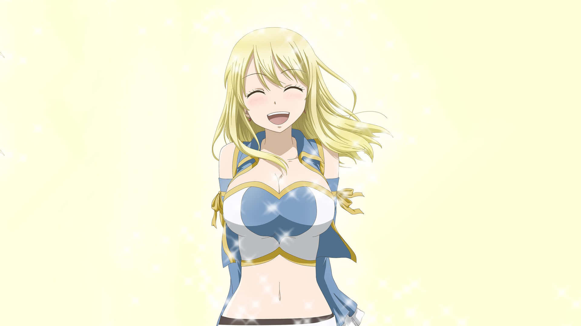 lucy heartfilia 桌布 壁紙 — 一位開朗的動漫女孩，金色長髮飄逸，穿著閃亮的藍金色服裝，在柔和的黃色背景前開懷大笑。