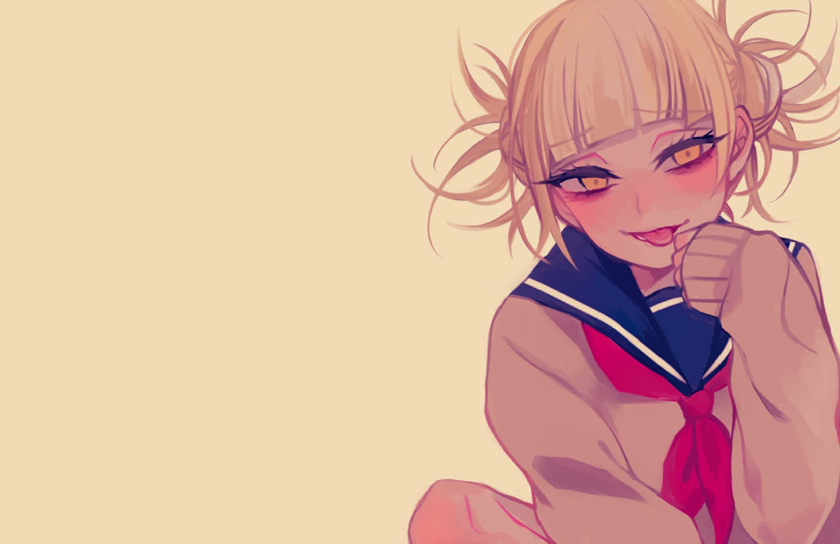 Himiko Toga Aesthetic 桌布 壁紙 — 一位開朗的動漫女孩，金髮橙眼，穿著水手服，在柔和的米色背景前微笑。
