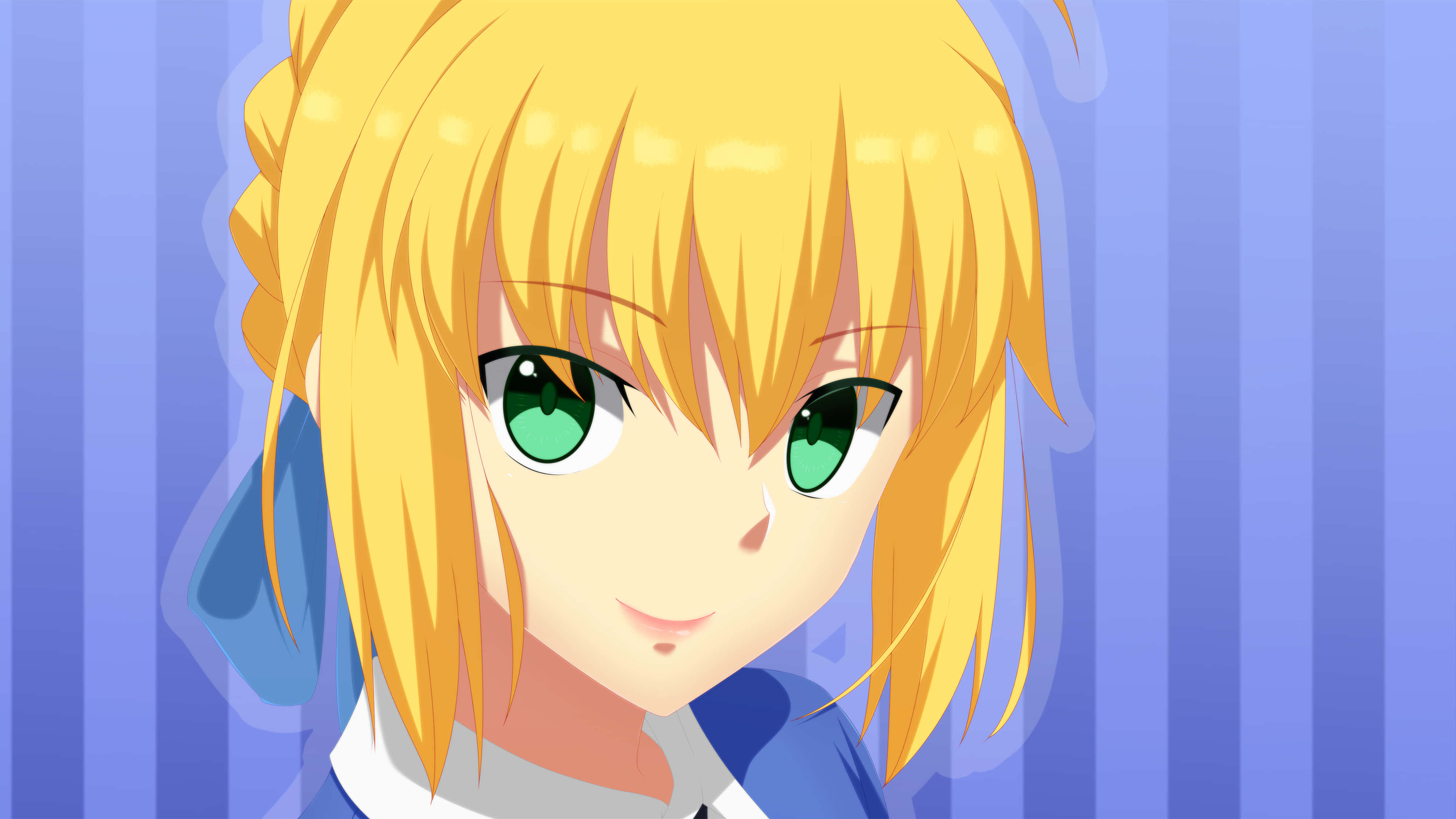 Saber Fate Stay Night 桌布 壁紙 — 一位開朗的動漫女孩，金髮綠眼，在藍色條紋背景上溫柔微笑。