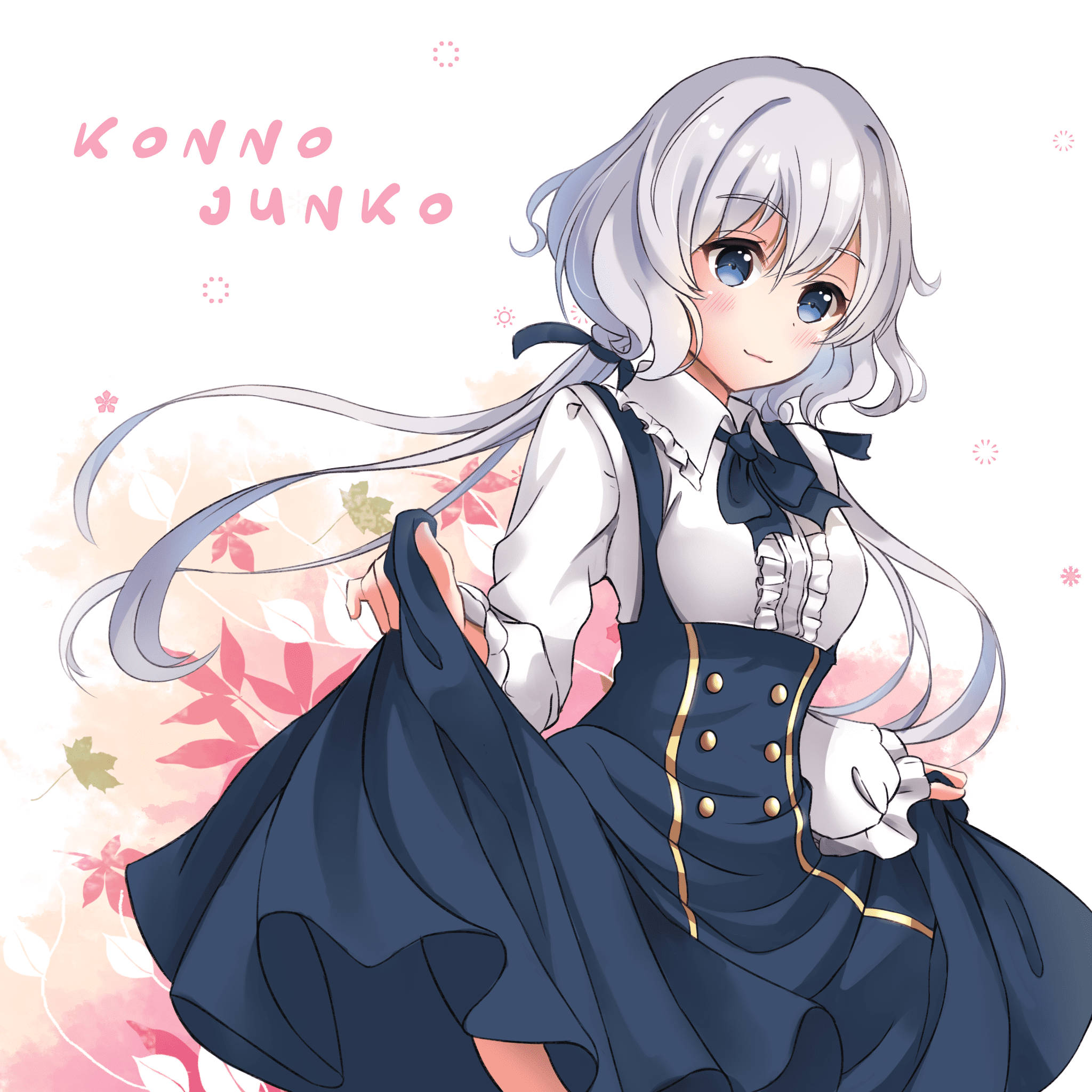 zombie land saga 桌布 壁紙 — 一位開朗的動漫女孩，銀色頭髮和藍色眼睛，微笑著拿著她的海軍藍連衣裙，背景是柔和的粉紅色花卉圖案。