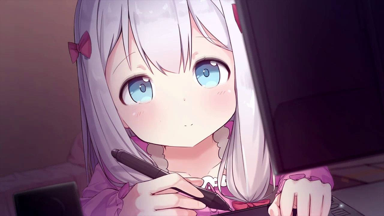 動漫女孩 桌布 壁紙 — 一位開朗的動漫女孩，銀髮藍眼，在舒適的室內環境中用觸控筆在平板電腦上繪畫，微笑著。
