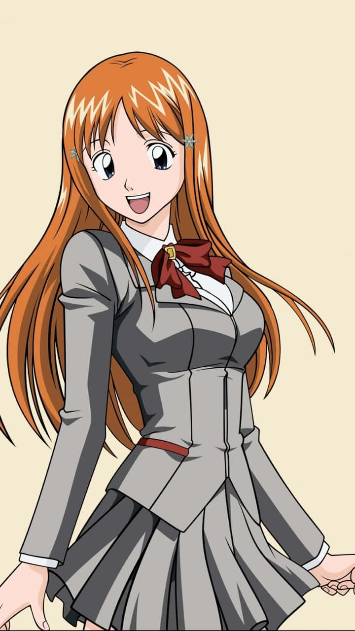 Orihime Inoue 桌布 壁紙 — 一位開朗的動漫女孩，長著橙色長髮，穿著灰色校服，在純米色背景前燦爛微笑。