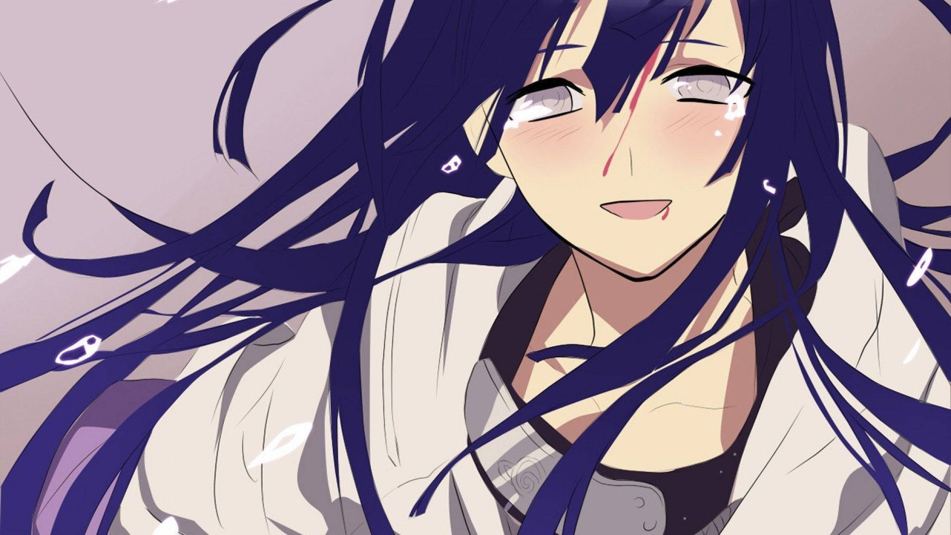 Hinata Hyuga 桌布 壁紙 — 一位開朗的動漫女孩，長著深藍色長髮，穿著白色外套，在柔和的紫色背景下溫暖地微笑。