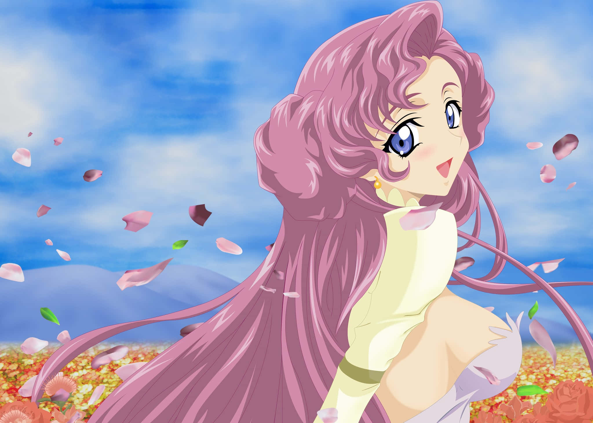 Euphemia Li Britannia 桌布 壁紙 — 一位開朗的動漫女孩，長著粉紅色長髮和藍色眼睛，在明亮的藍天下，在飄落的粉紅色花瓣中微笑。