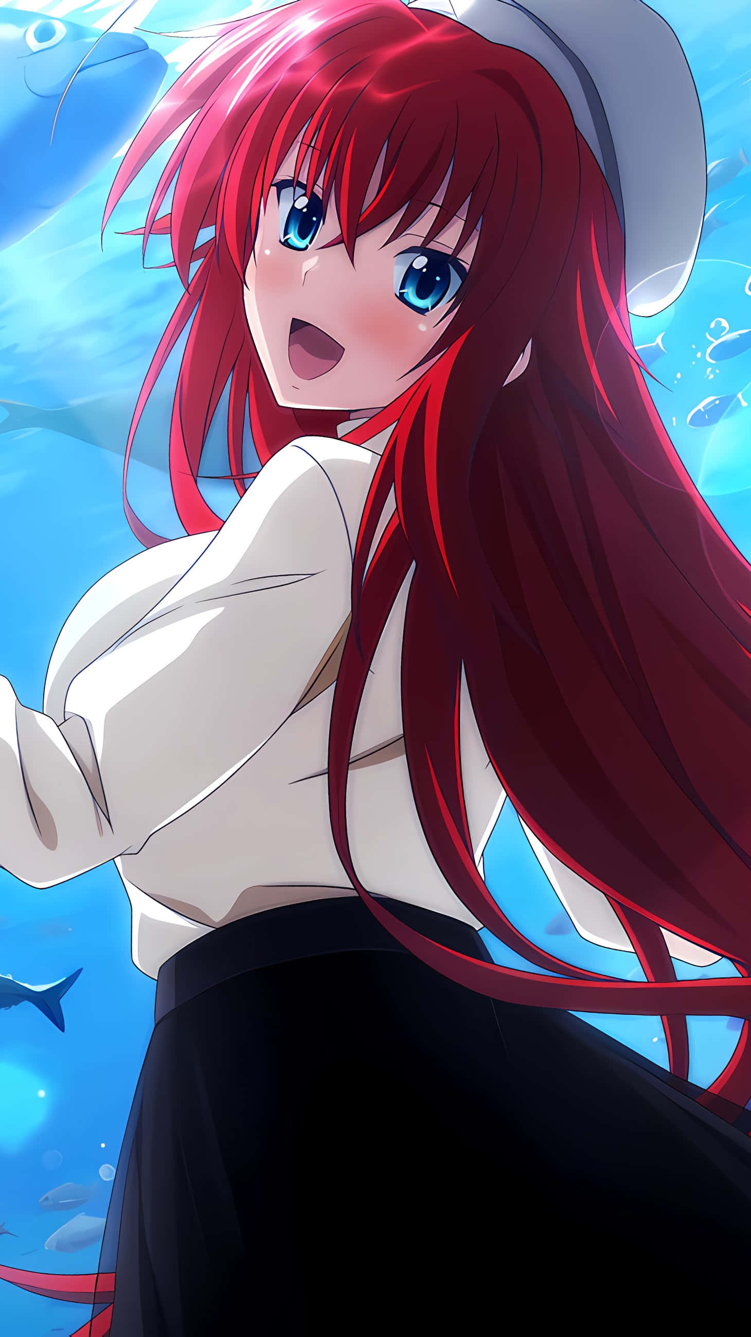 Rias Gremory 桌布 壁紙 — 一位開朗的動漫女孩，長著紅色長髮和藍色眼睛，穿著白色襯衫和黑色裙子在水下微笑。
