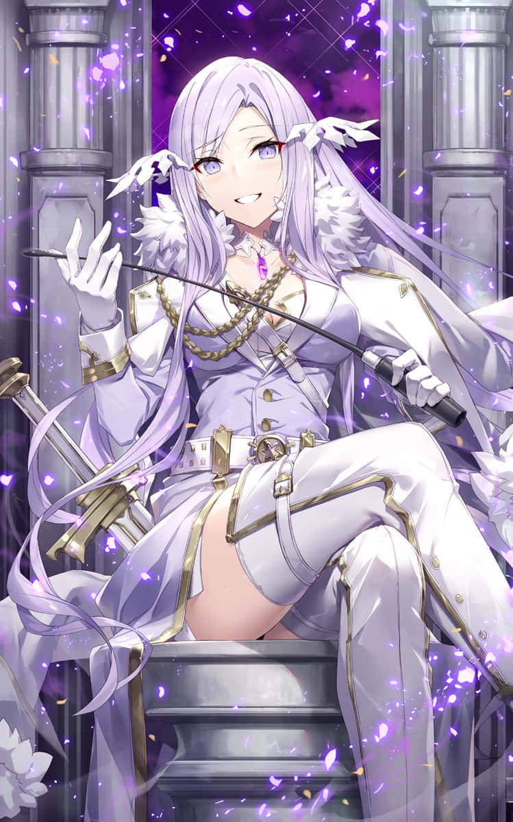 Sword Art Online Quinella 桌布 壁紙 — 一位開朗的動漫女孩，長著銀色長髮和紫色眼睛，坐在石階上，手持劍，周圍漂浮著紫色花瓣。
