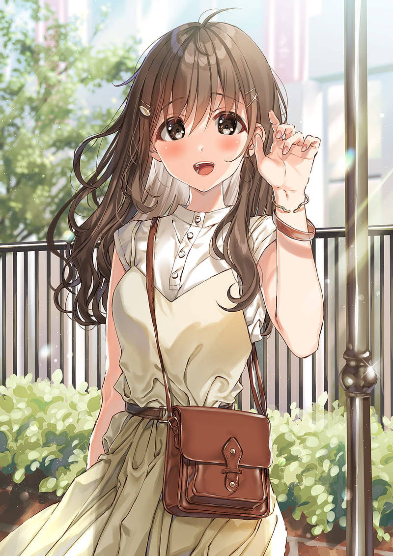 可愛女生 桌布 壁紙 — 一位開朗的動漫女孩，長長的棕色頭髮，在陽光普照的陽台上微笑揮手，周圍是綠意盎然。