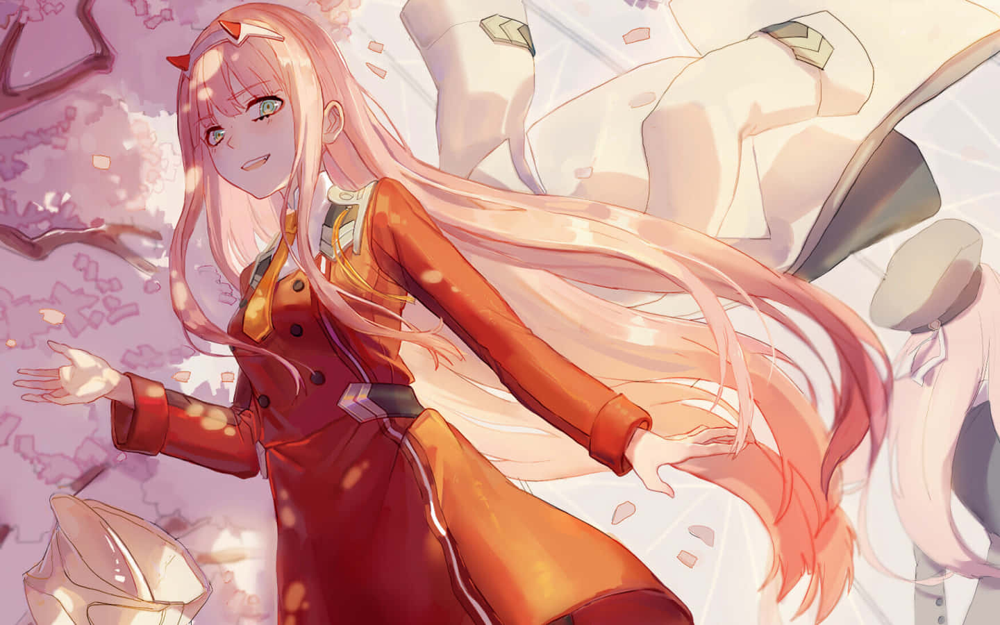DARLING in the FRANXX 桌布 壁紙 — 一位開朗的動漫女孩，長長的粉紅色頭髮和紅色外套，在飄落的櫻花和漂浮的紙鶴中微笑。