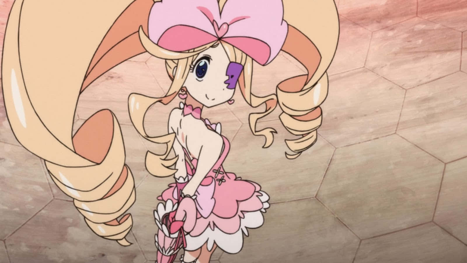 Nui Harime 桌布 壁紙 — 一位開朗的動漫女孩，長長的金色頭髮和粉紅色蝴蝶結，穿著亮粉色連衣裙站在六角形瓷磚地板上。