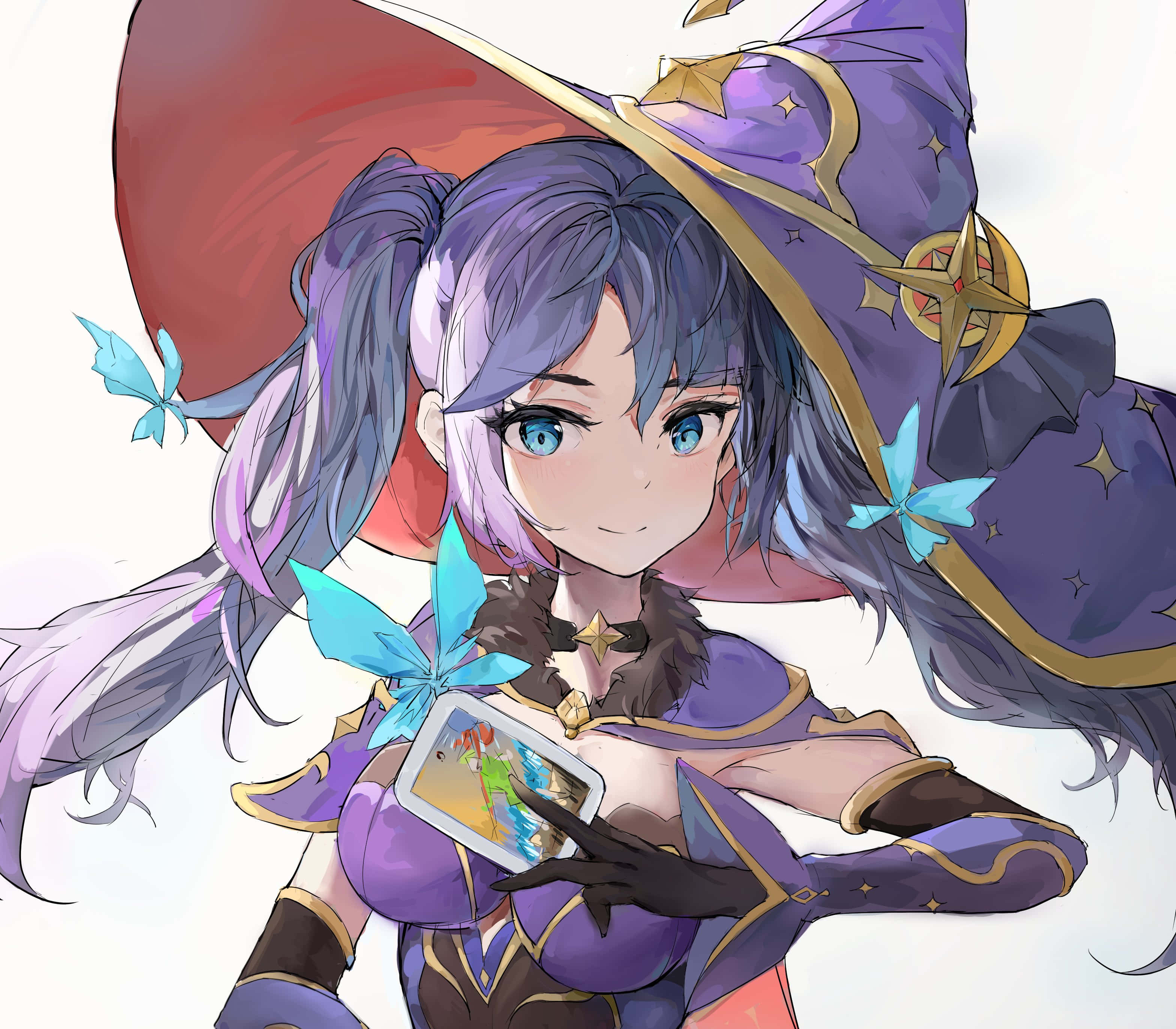 Genshin Impact Mona 桌布 壁紙 — 一位開朗的動漫女巫，紫色頭髮，戴著星星裝飾的帽子，拿著發光的手機，藍色蝴蝶在她周圍飛舞。