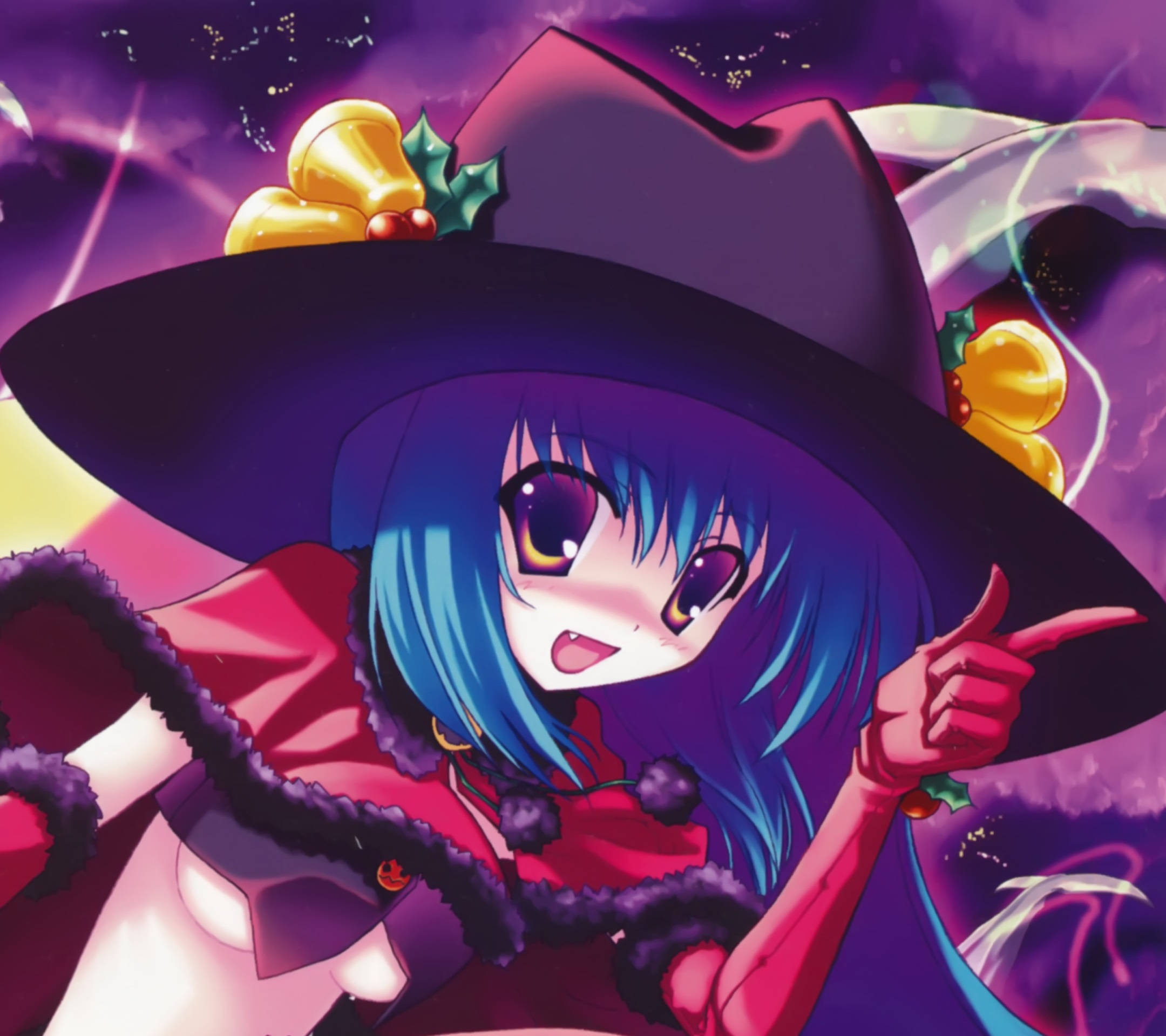 Anime Halloween 桌布 壁紙 — 一位開朗的動漫女巫，藍色頭髮，戴著裝飾有冬青和鈴鐺的紫色帽子，在充滿活力的宇宙背景下俏皮地指著。