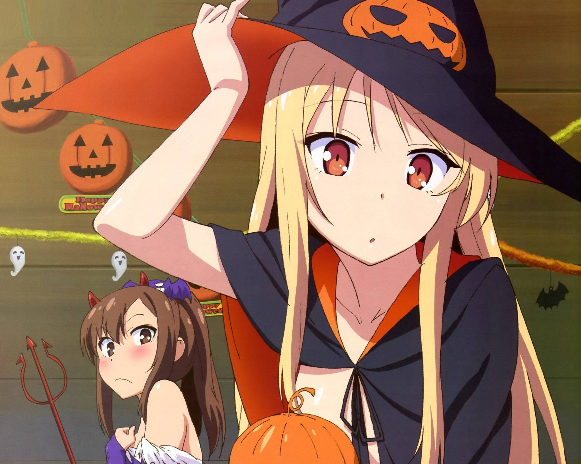 Anime Halloween 桌布 壁紙 — 一位開朗的動漫女巫，金髮紅眼，調整她的南瓜帽，同時手持一個南瓜，旁邊有一個穿著魔鬼服裝的小女孩。
