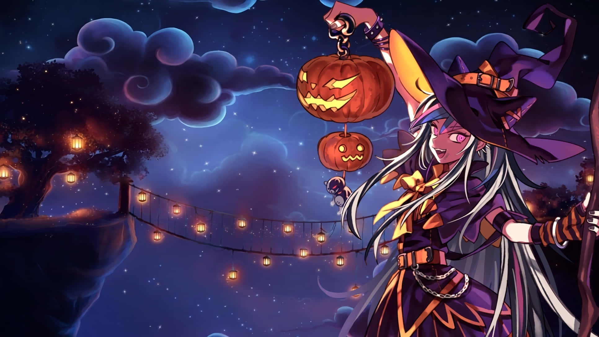 Halloween Anime Girl 桌布 壁紙 — 一位開朗的動漫女巫，長長銀髮，在星空下拿著發光的南瓜燈，背景有旋轉的雲和燈串。