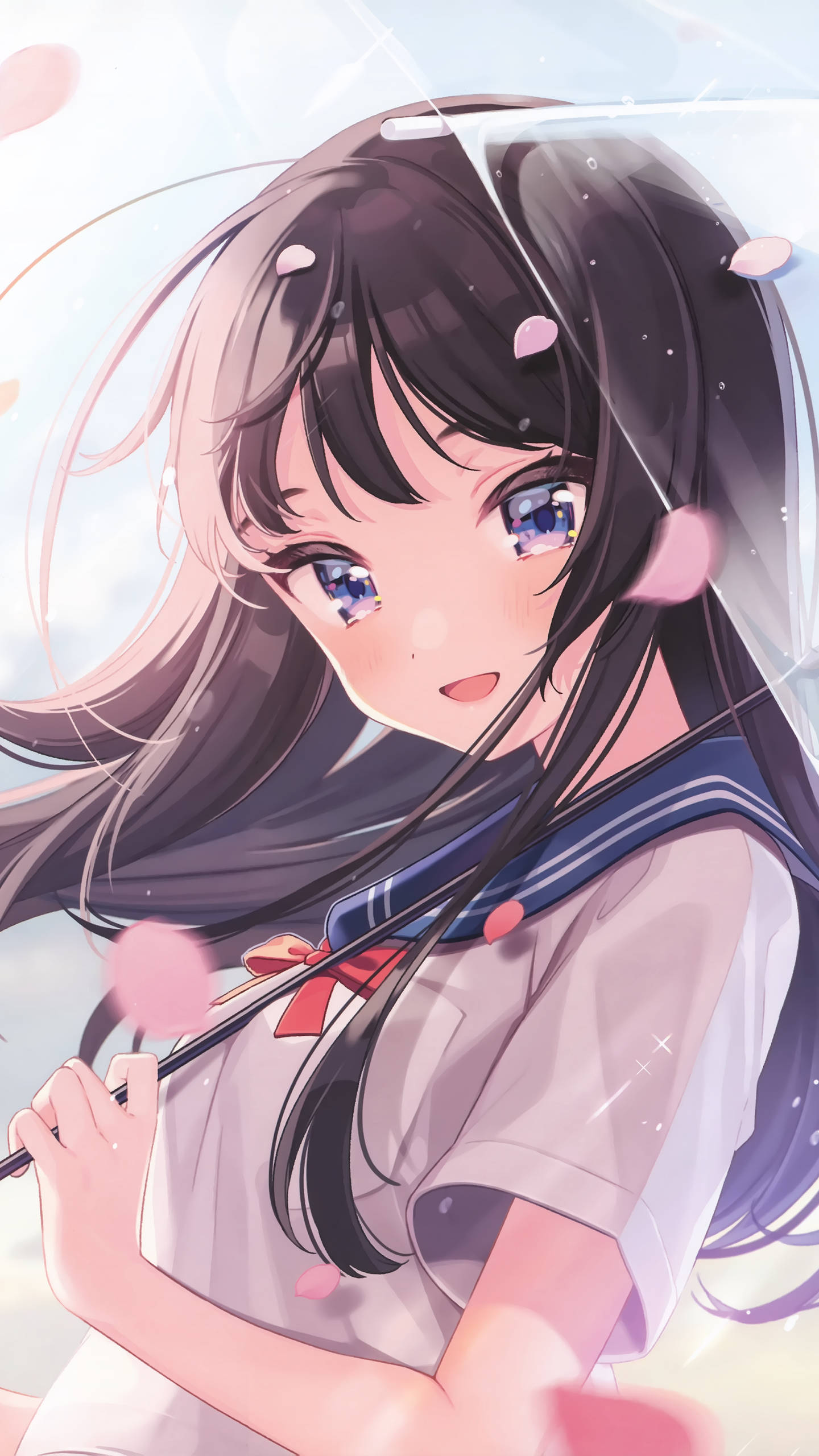Anime Girl Phone 桌布 壁紙 — 一位開朗的動畫女孩，長著深色長髮和藍色眼睛，在飄落的粉紅色櫻花中微笑著拿著透明雨傘。