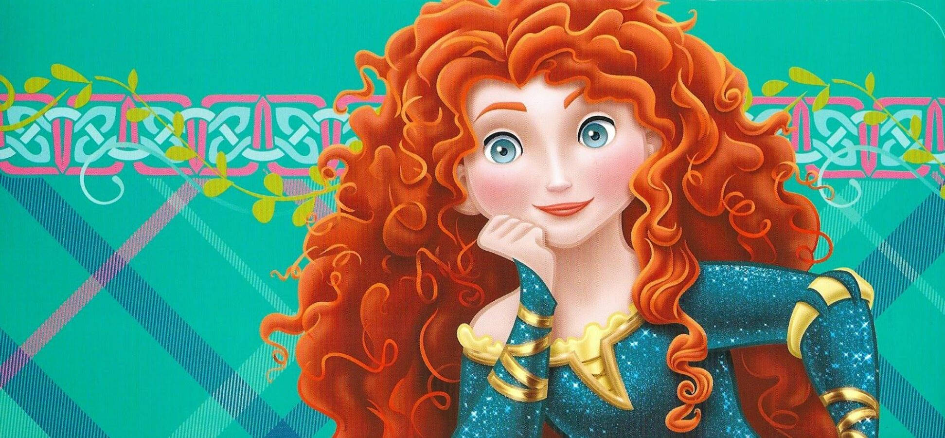 Merida 桌布 壁紙 — 一位開朗的動畫女英雄，有著火紅的捲髮和藍眼睛，手托下巴，背景是青綠色格子圖案和凱爾特結。