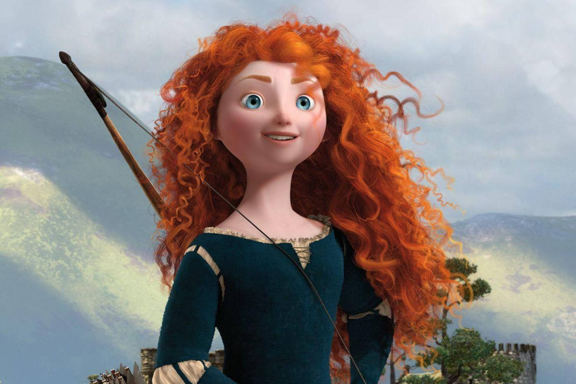 Merida 桌布 壁紙 — 一位開朗的動畫女英雄，有著火紅的捲髮，在霧氣繚繞的山景背景下手持弓箭。