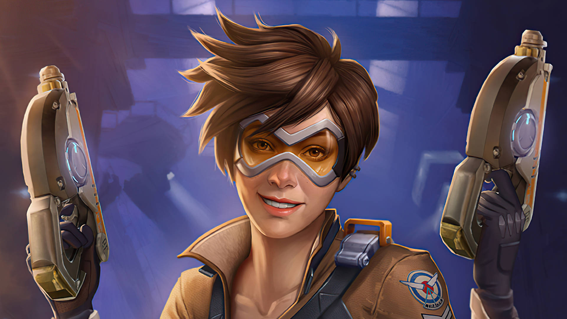Overwatch 桌布 壁紙 — 一位開朗的女性特務，棕色頭髮，戴著護目鏡，在模糊的藍色工業背景下手持兩把未來風格手槍。