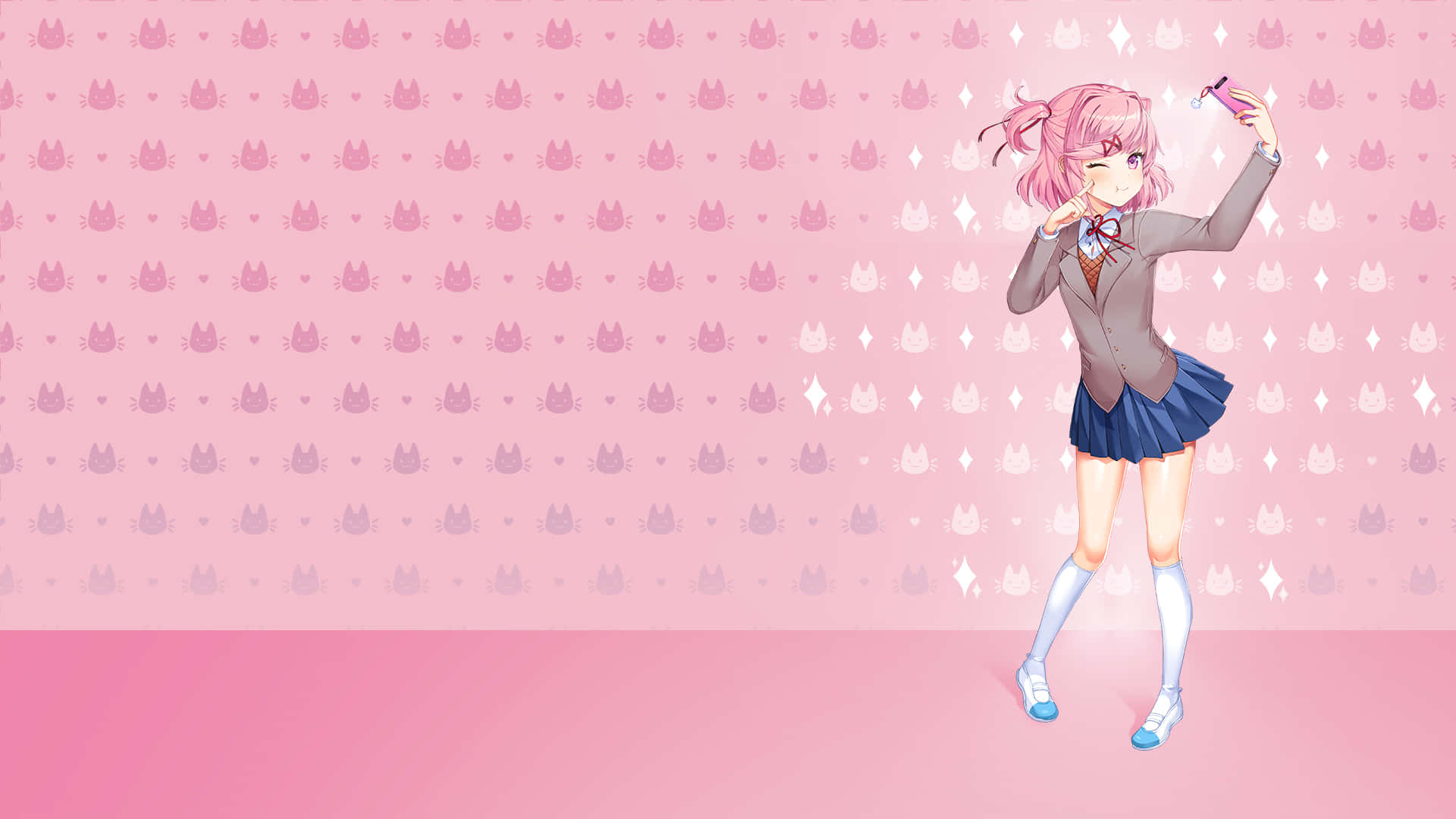 Doki Doki 桌布 壁紙 — 一位開朗的粉紅色頭髮動漫女孩穿著校服，在印有貓咪、愛心和鑽石圖案的粉紅色牆前自拍。