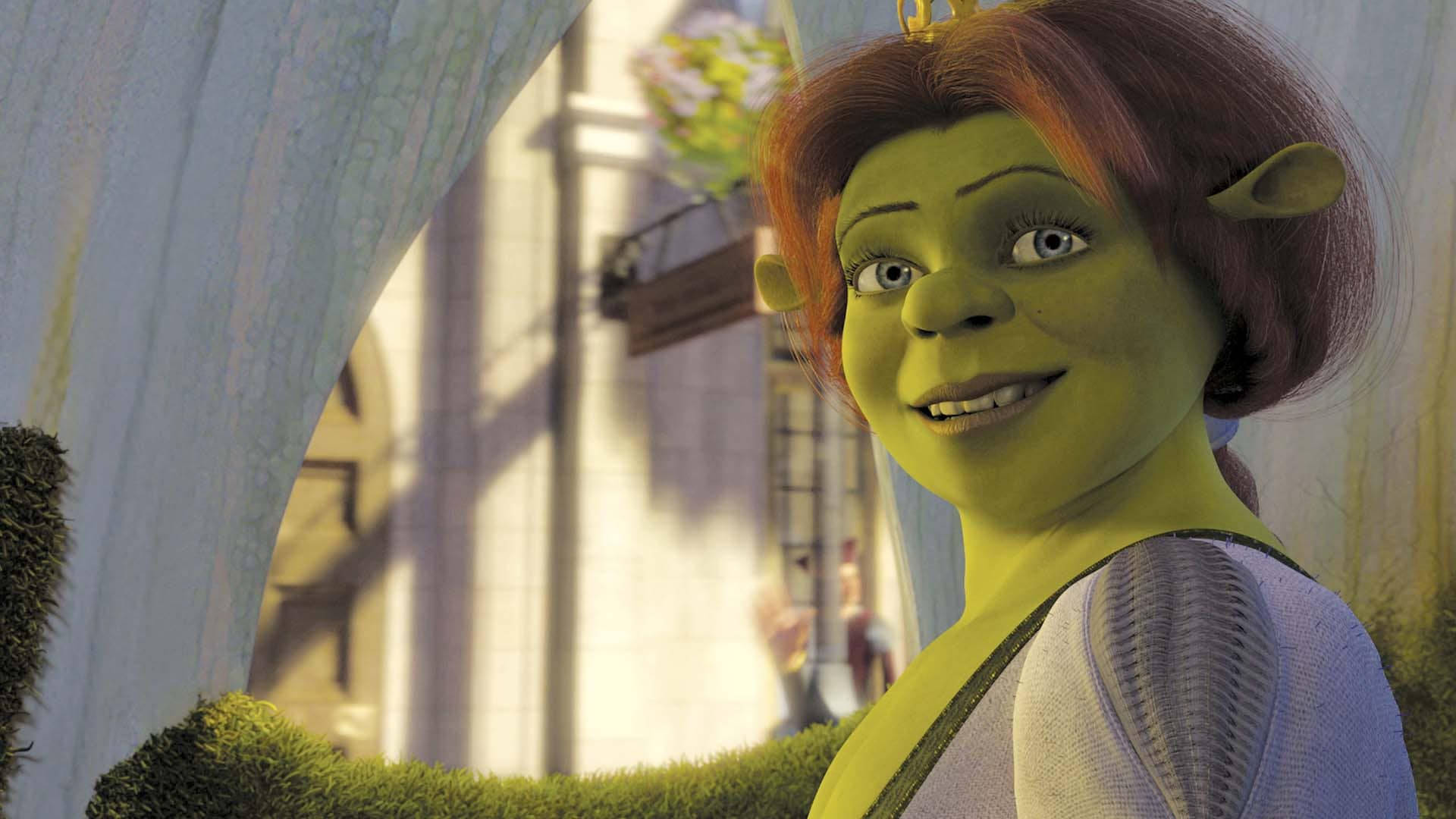 Shrek 2 桌布 壁紙 — 一位開朗的綠色皮膚尖耳朵公主在陽光明媚的中世紀庭院中溫暖地微笑。