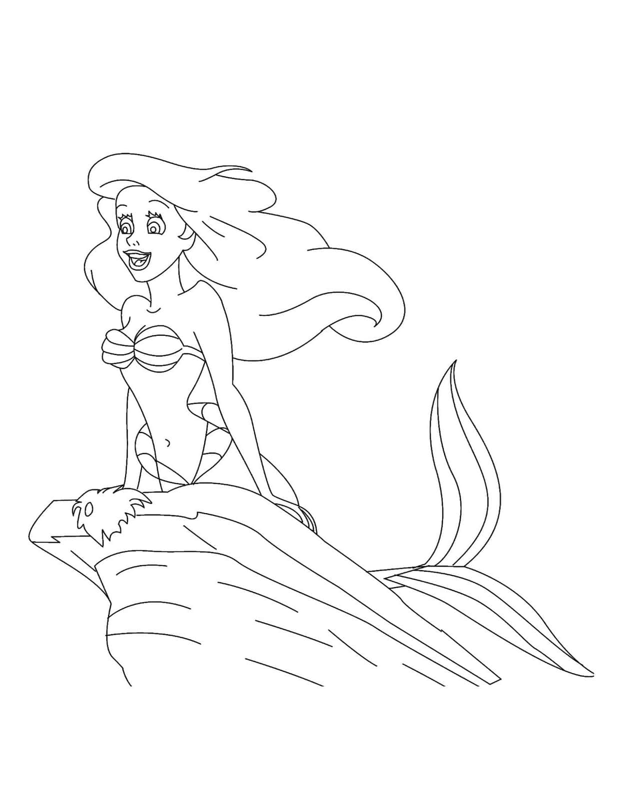 Mermaid Coloring 桌布 壁紙 — 一位開朗的美人魚，長髮飄逸，坐在岩石上微笑，尾巴在身後彎曲。
