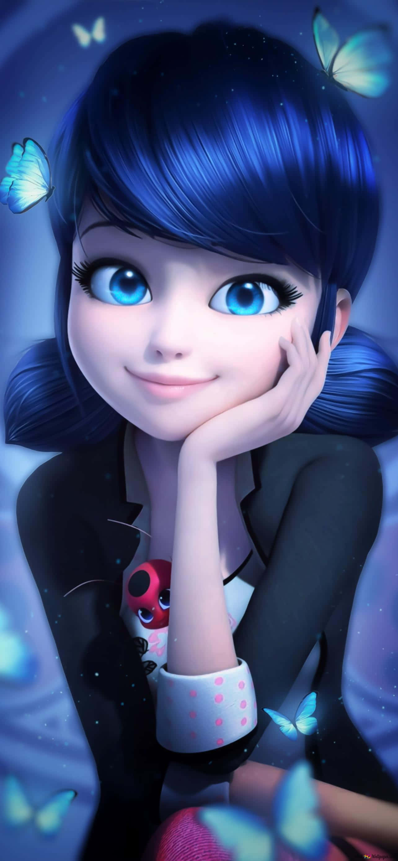 Miraculous Ladybug And Cat Noir 桌布 壁紙 — 一位開朗的藍髮動漫女孩，明亮的眼睛，手托下巴，周圍環繞著發光的蝴蝶，在夢幻的夜晚場景中。