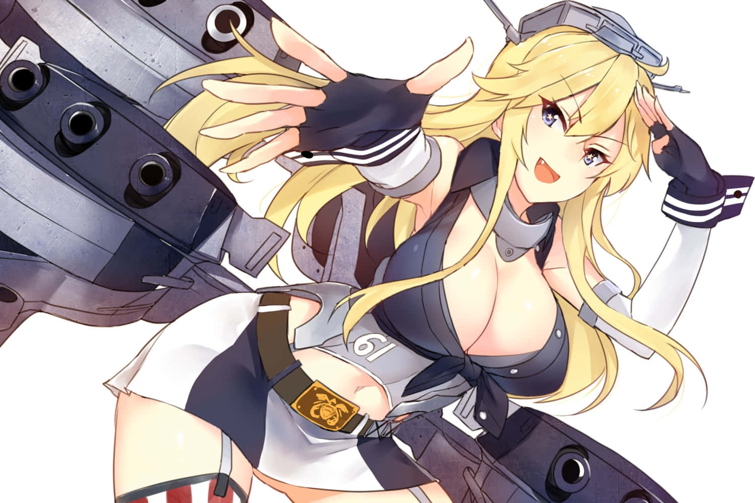 Kantai Collection 桌布 壁紙 — 一位開朗的金髮動漫女孩穿著水手服，在明亮的白色背景旁與一個大型艦炮合影。
