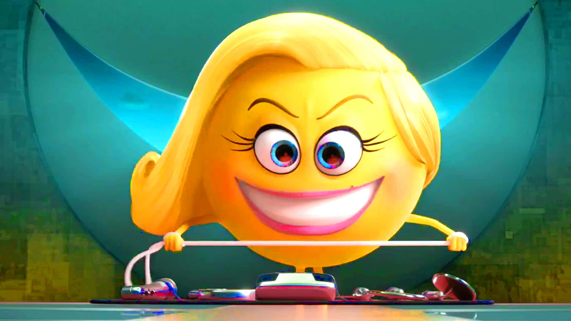 Smile Emoji 桌布 壁紙 — 一位開朗的黃色表情符號女性，金髮，在藍色聚光燈下於發光控制台上打碟時微笑。